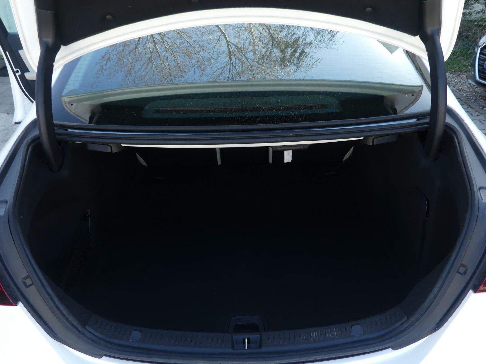 MERCEDES-BENZ E220D Avantgarde+Exclusive HUD 360° Burmester