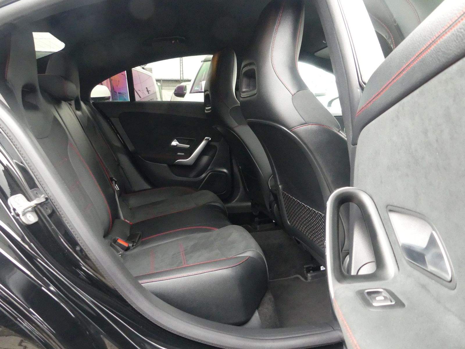 MERCEDES-BENZ CLA 200 AMG Line LED Kamera Alcantara CarPlay