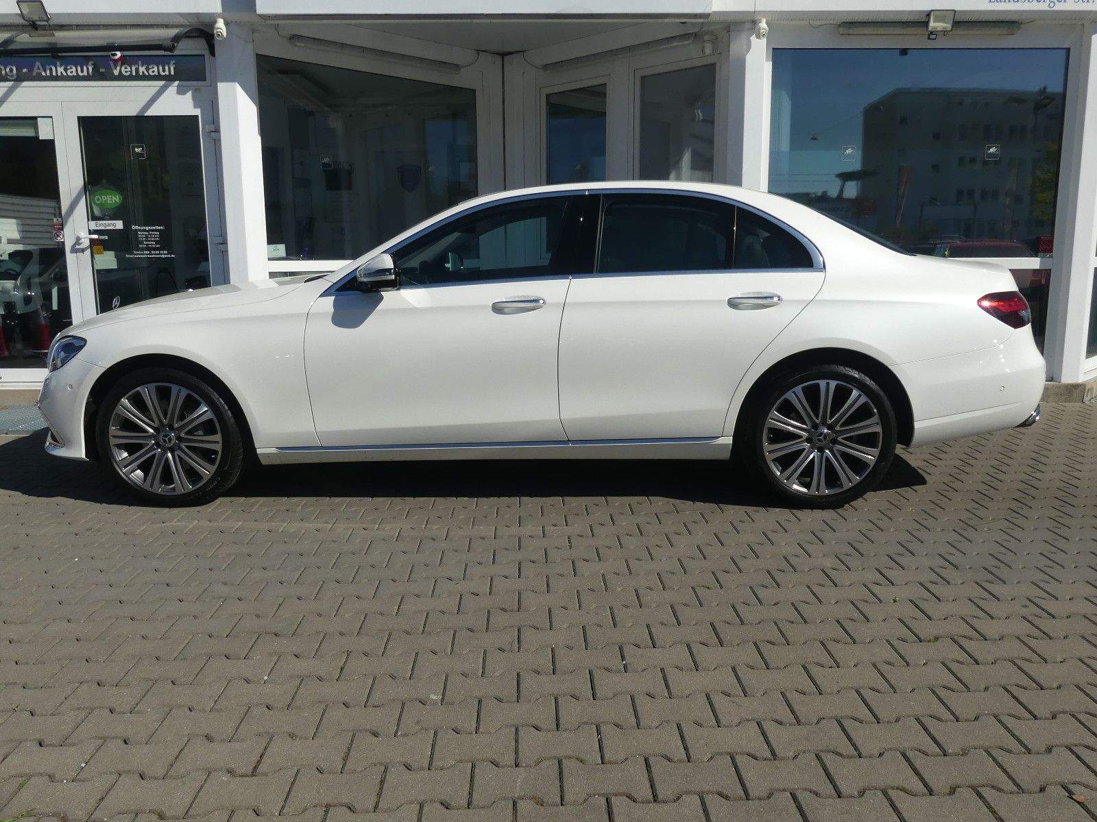 MERCEDES-BENZ E220D Avantgarde+Exclusive HUD 360° Burmester