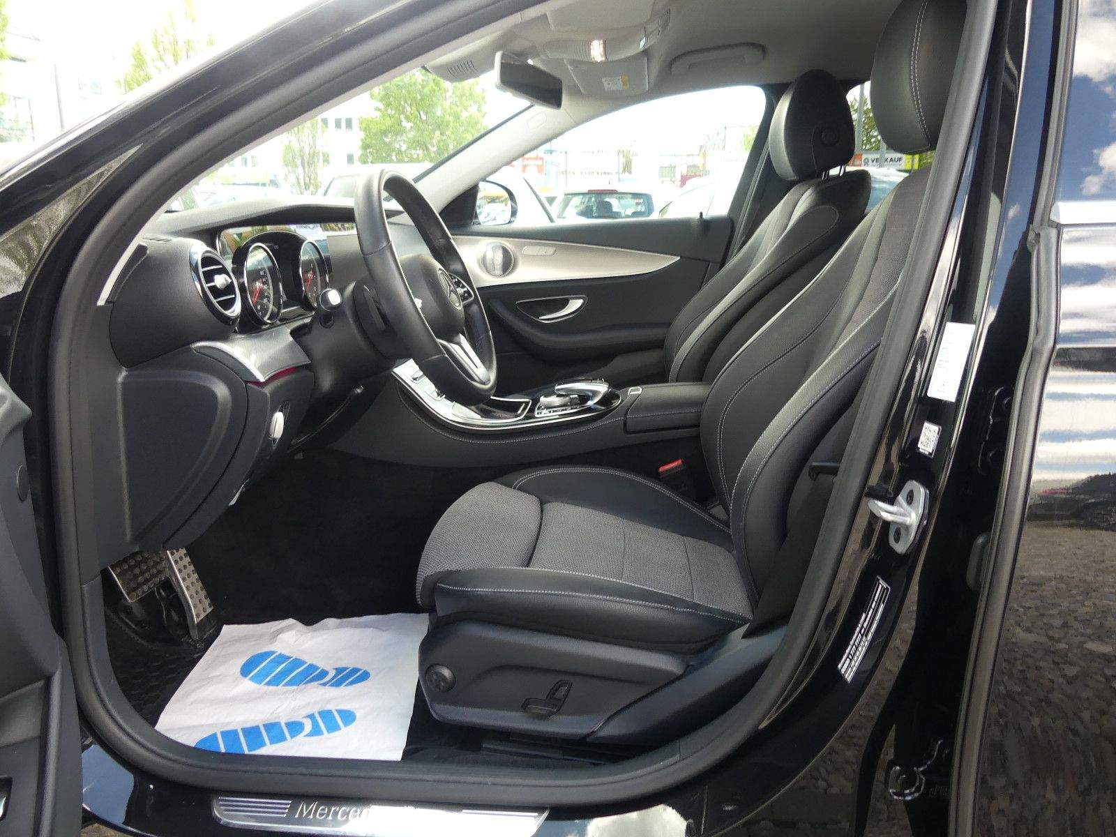 MERCEDES-BENZ E 200 T AMG-Line Avantgarde Burmester Navi LED