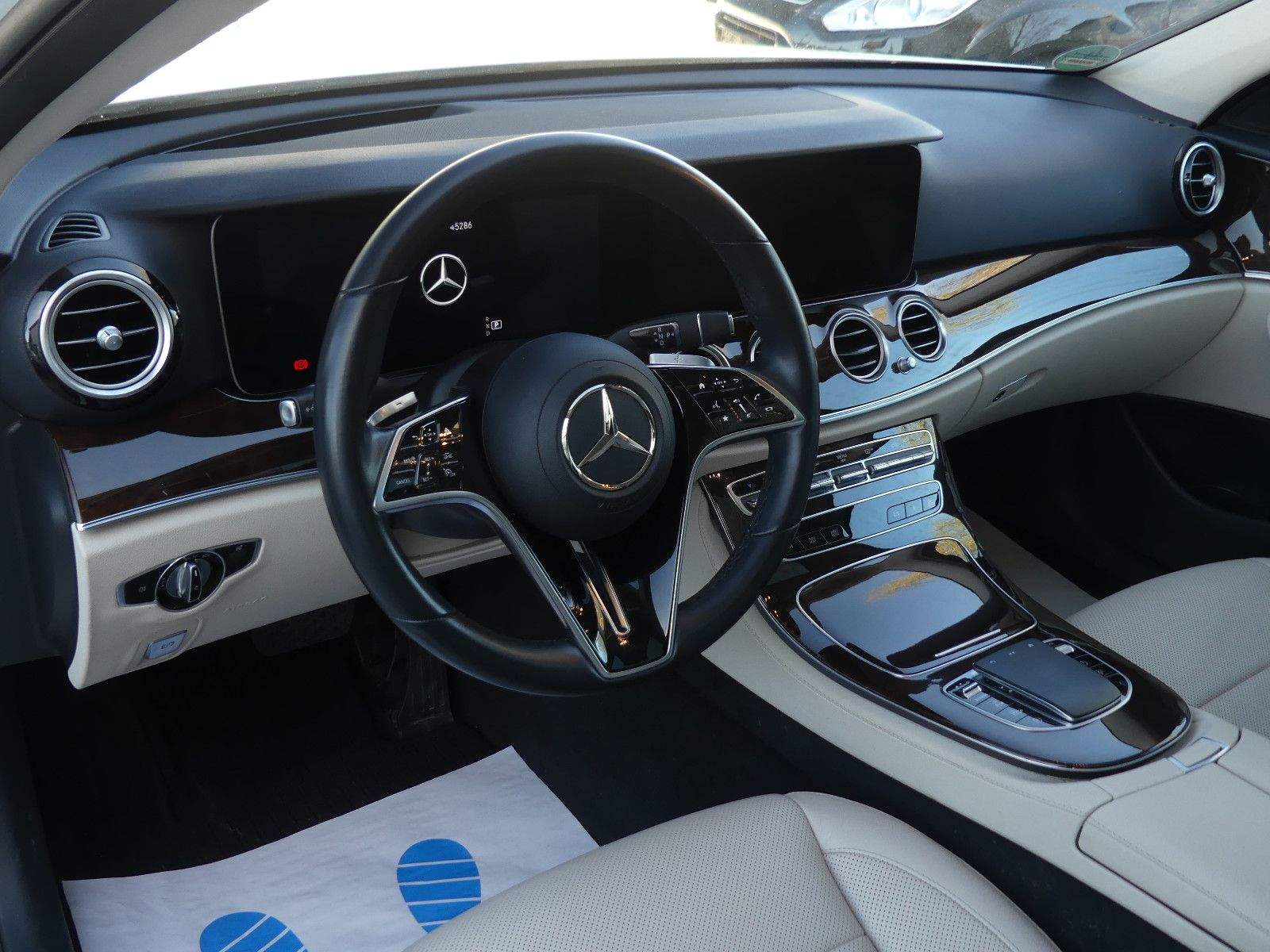 MERCEDES-BENZ E220D Avantgarde+Exclusive HUD 360° Burmester