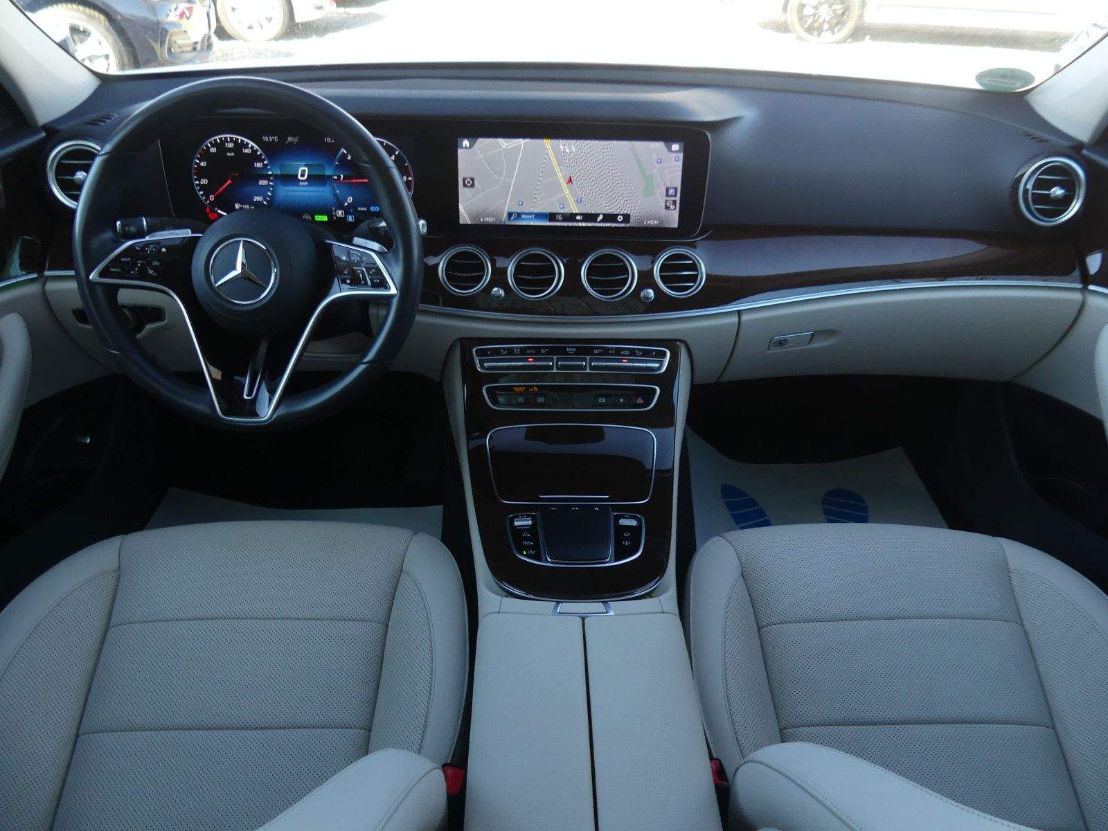MERCEDES-BENZ E220D Avantgarde+Exclusive HUD 360° Burmester