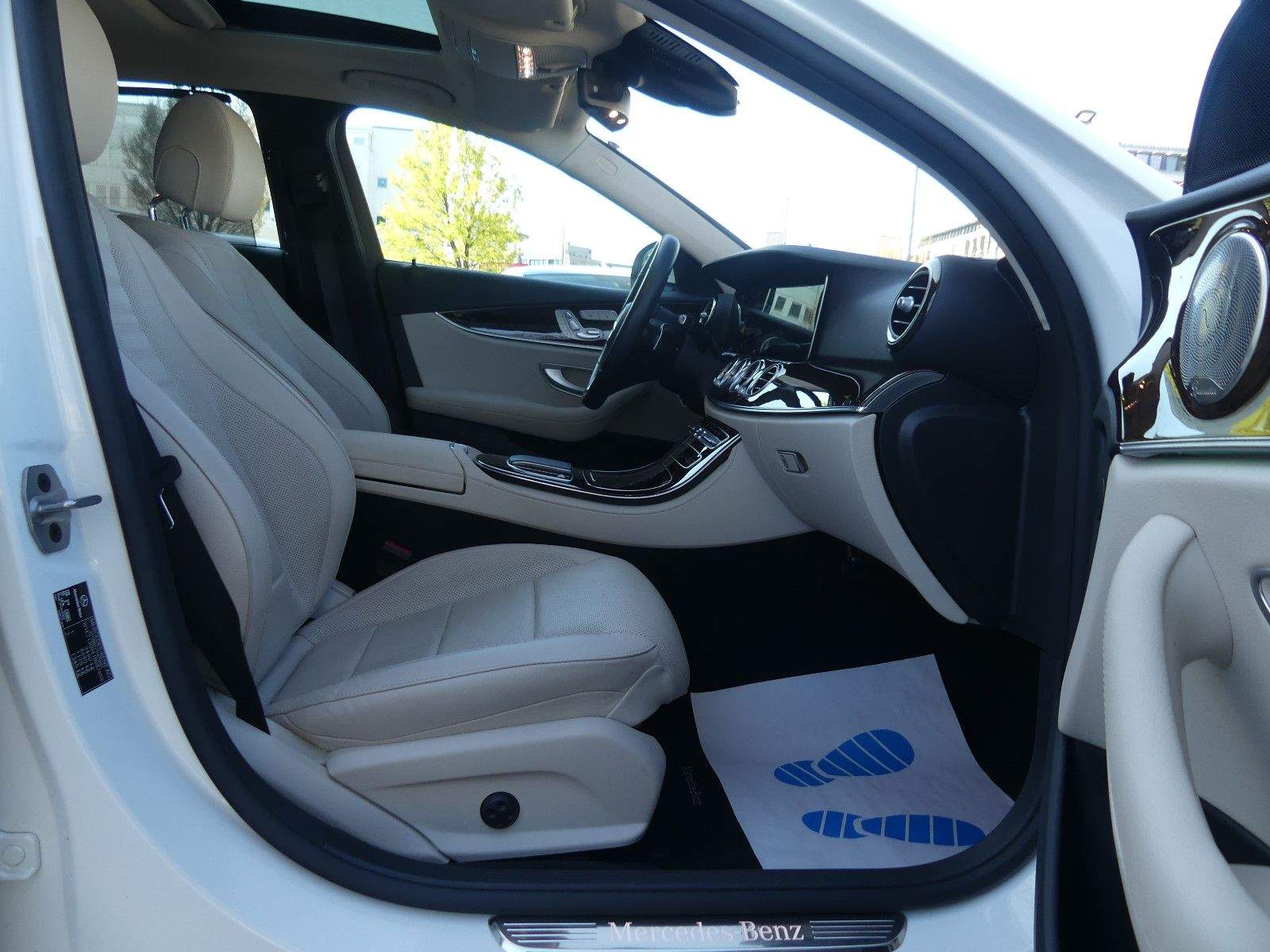 MERCEDES-BENZ E220D Avantgarde+Exclusive HUD 360° Burmester