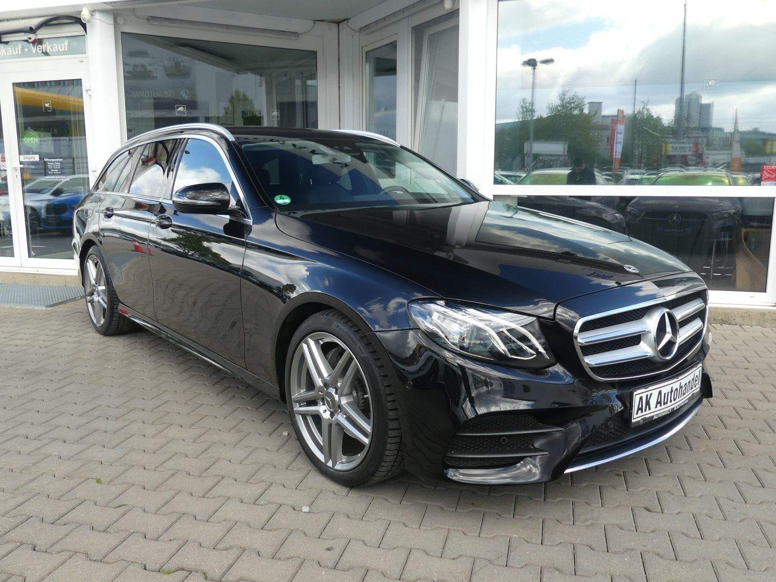 MERCEDES-BENZ E 200 T AMG-Line Avantgarde Burmester Navi LED