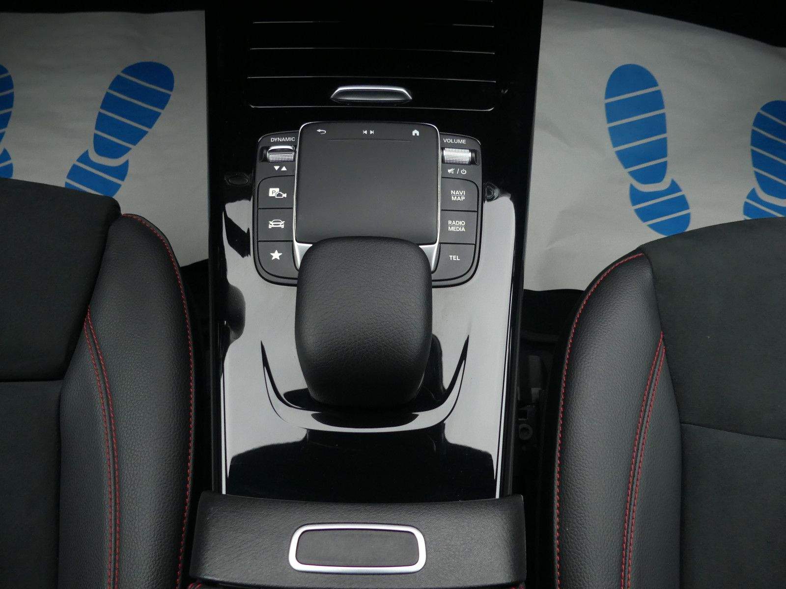 MERCEDES-BENZ CLA 200 AMG Line LED Kamera Alcantara CarPlay