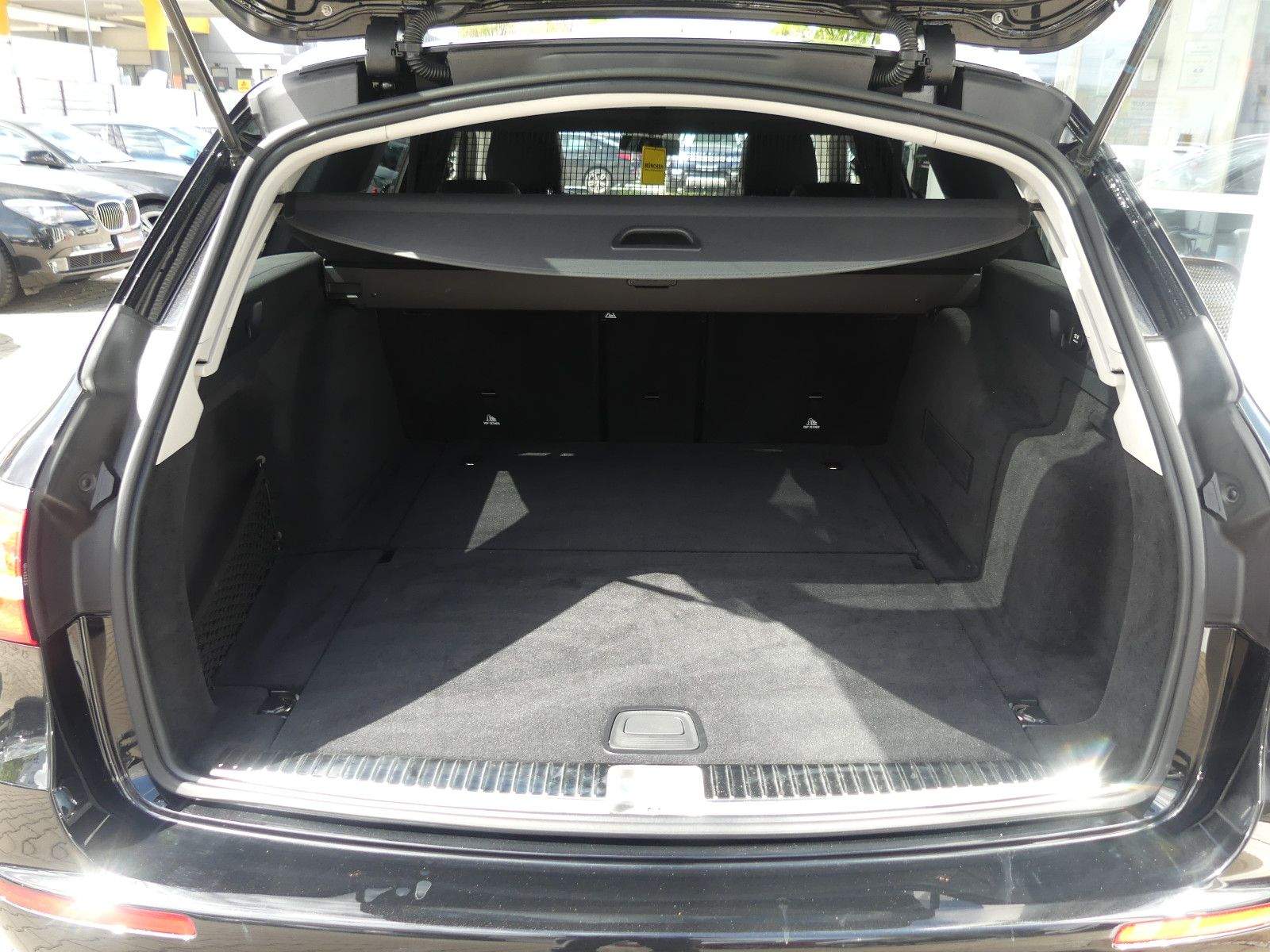 MERCEDES-BENZ E 200 T AMG-Line Avantgarde Burmester Navi LED