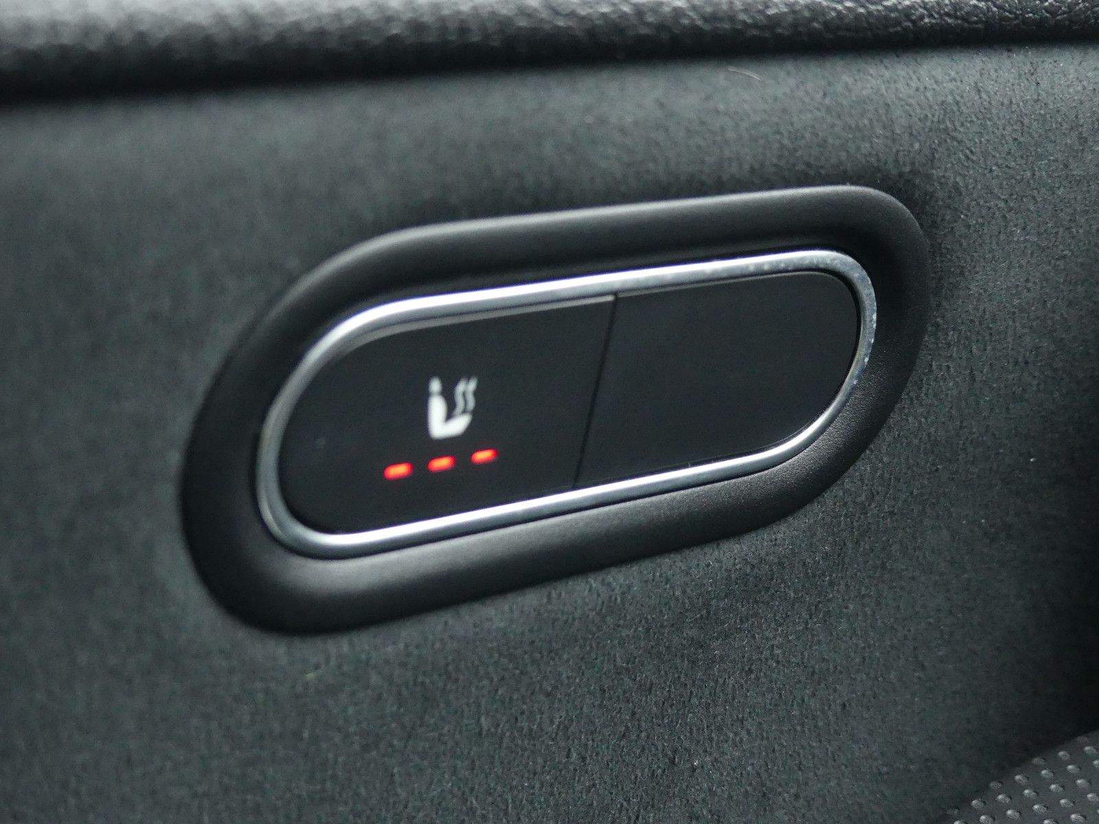 MERCEDES-BENZ CLA 200 AMG Line LED Kamera Alcantara CarPlay