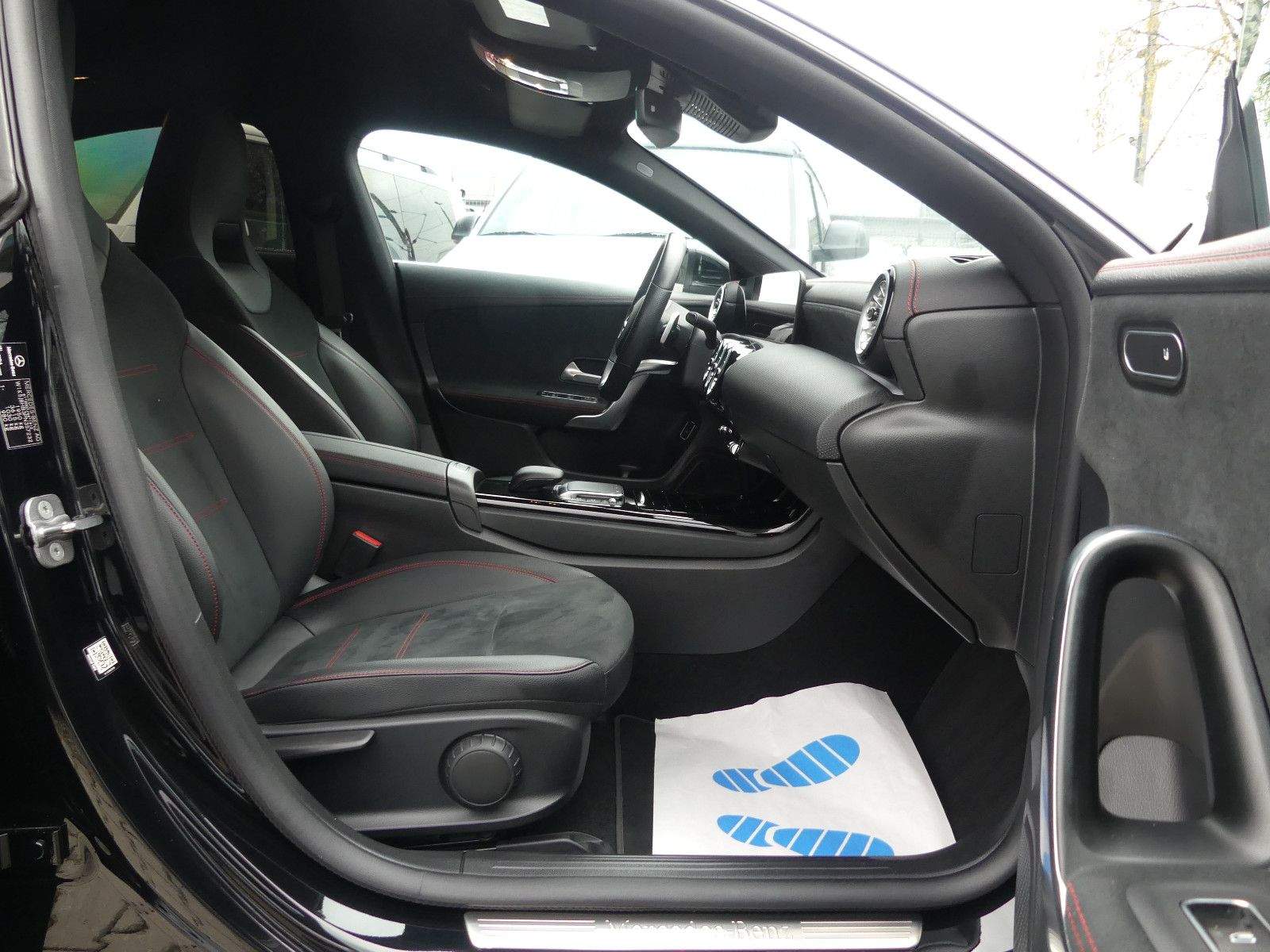 MERCEDES-BENZ CLA 200 AMG Line LED Kamera Alcantara CarPlay
