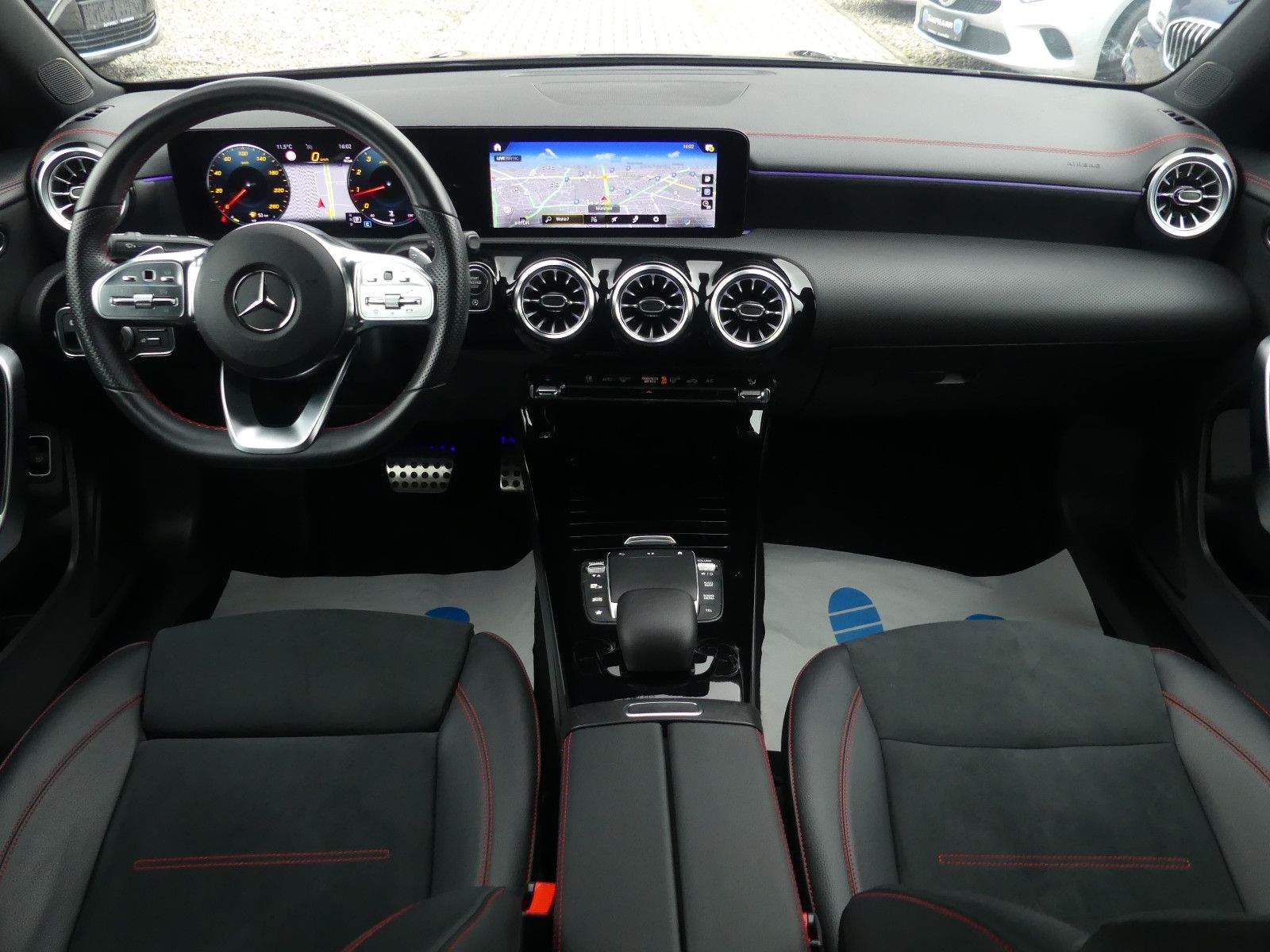 MERCEDES-BENZ CLA 200 AMG Line LED Kamera Alcantara CarPlay