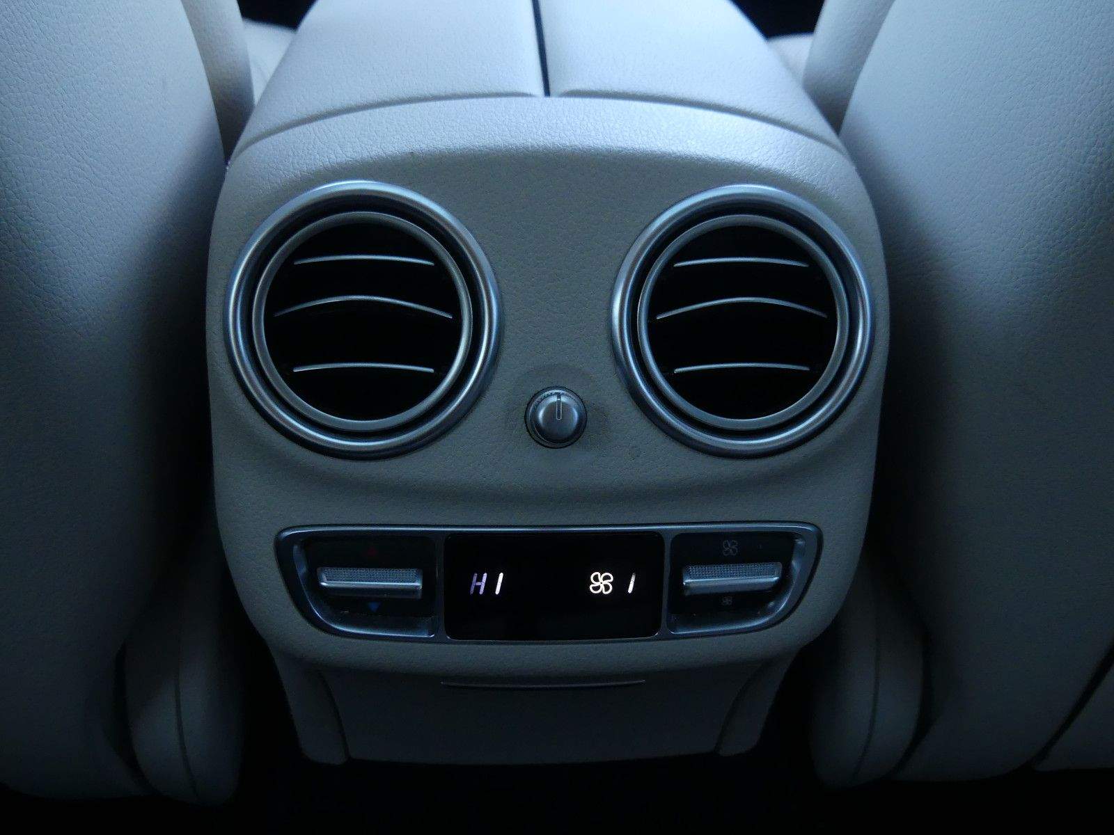 MERCEDES-BENZ E220D Avantgarde+Exclusive HUD 360° Burmester