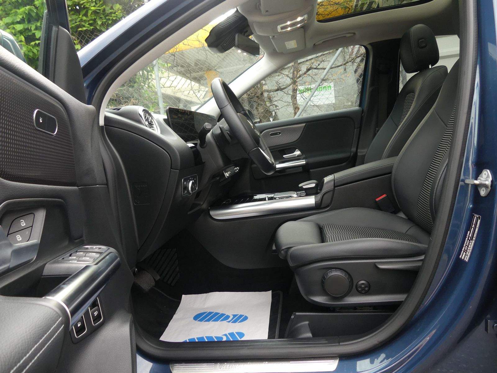 MERCEDES-BENZ GLA250e Multibeam ACC Panorama 360° AHK CarPlay