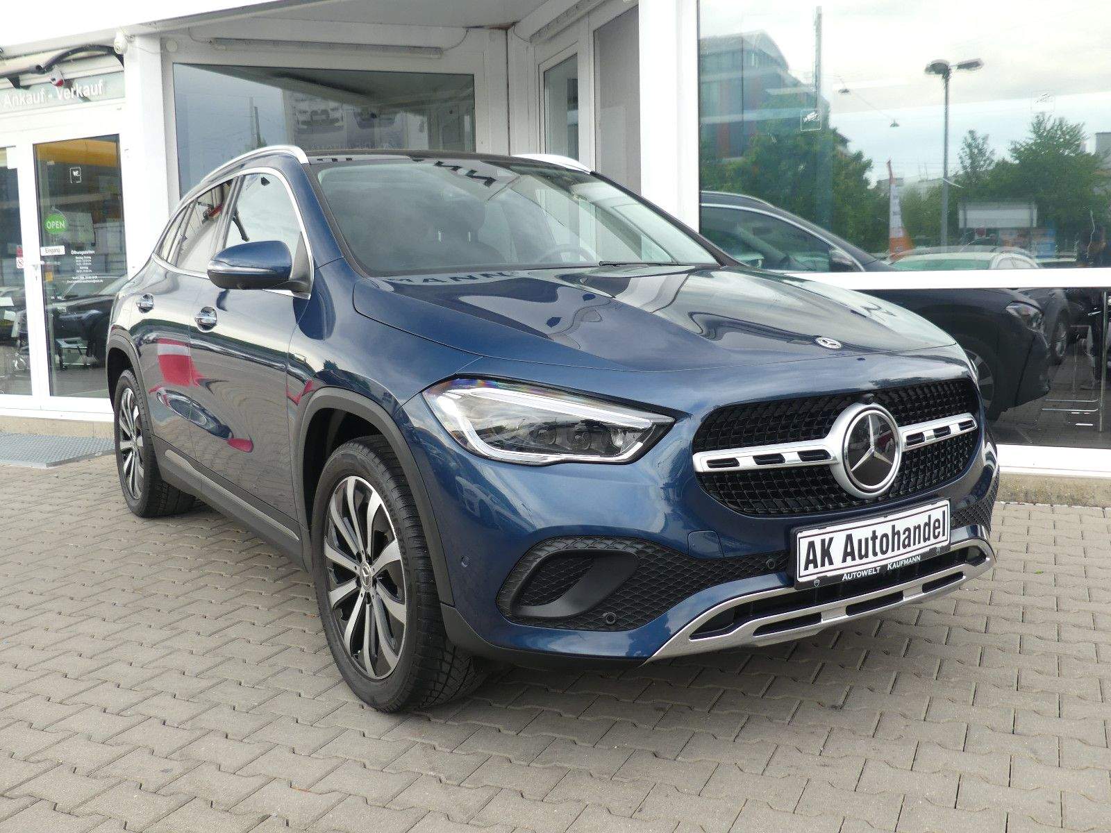 MERCEDES-BENZ GLA250e Multibeam ACC Panorama 360° AHK CarPlay