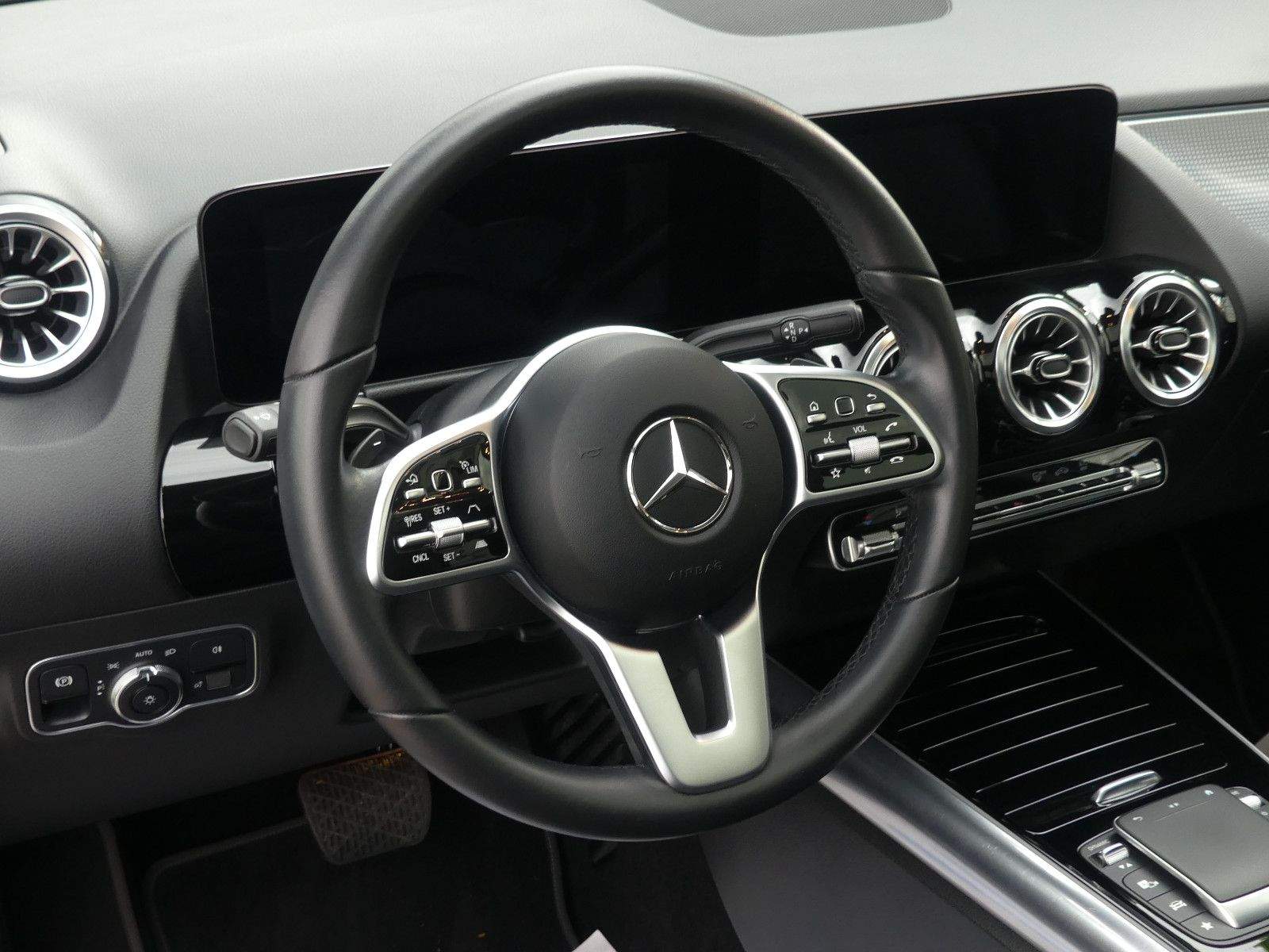MERCEDES-BENZ GLA250e Multibeam ACC Panorama 360° AHK CarPlay