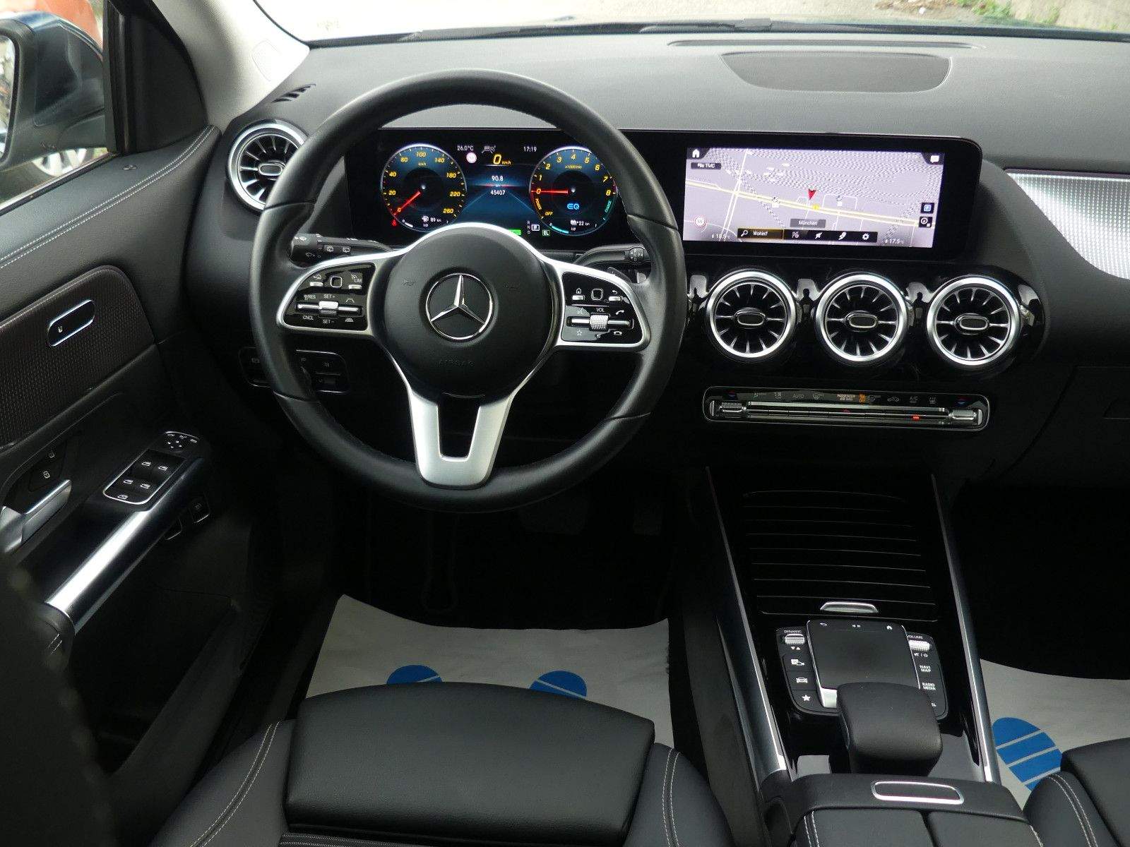 MERCEDES-BENZ GLA250e Multibeam ACC Panorama 360° AHK CarPlay