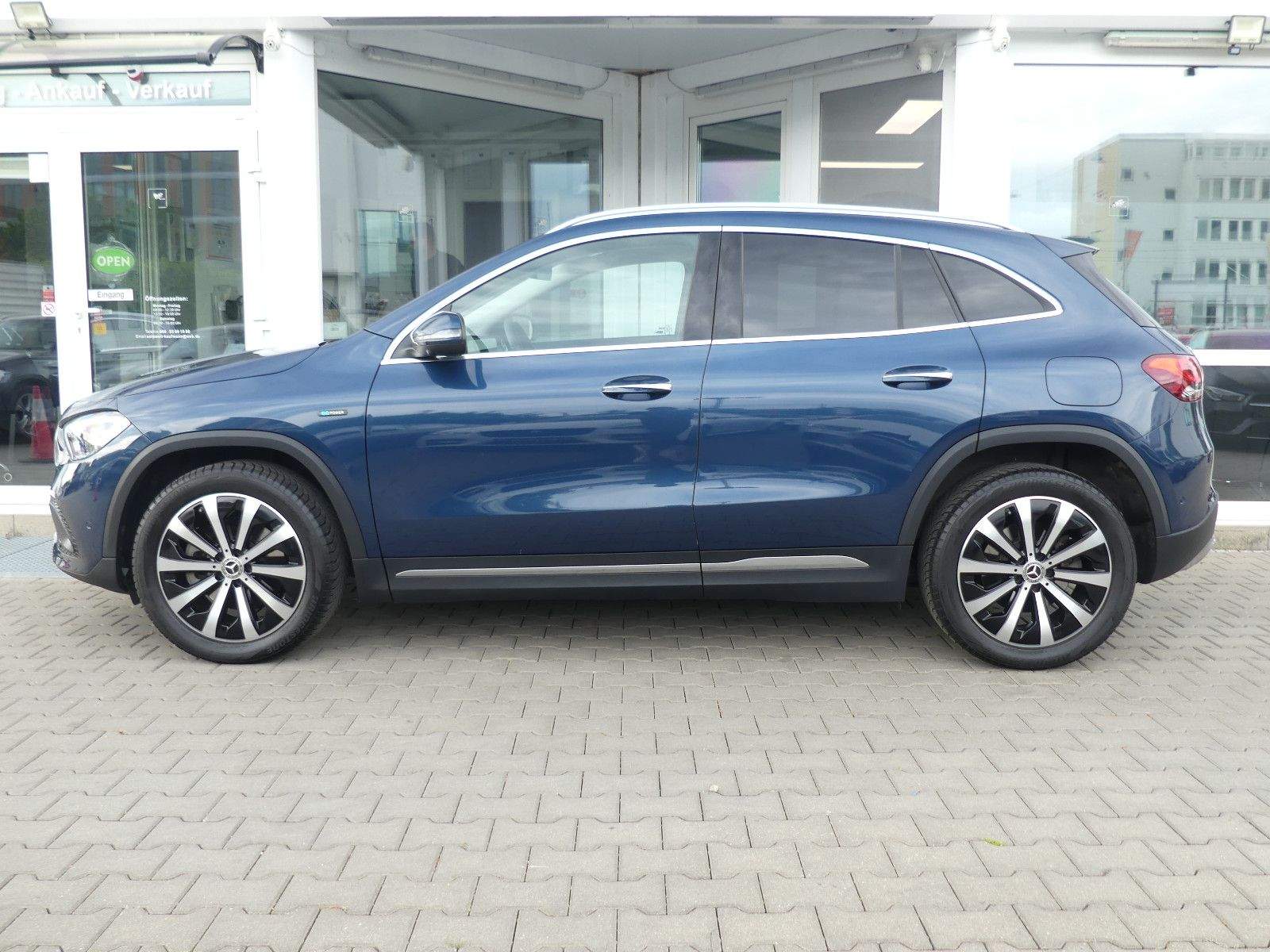 MERCEDES-BENZ GLA250e Multibeam ACC Panorama 360° AHK CarPlay