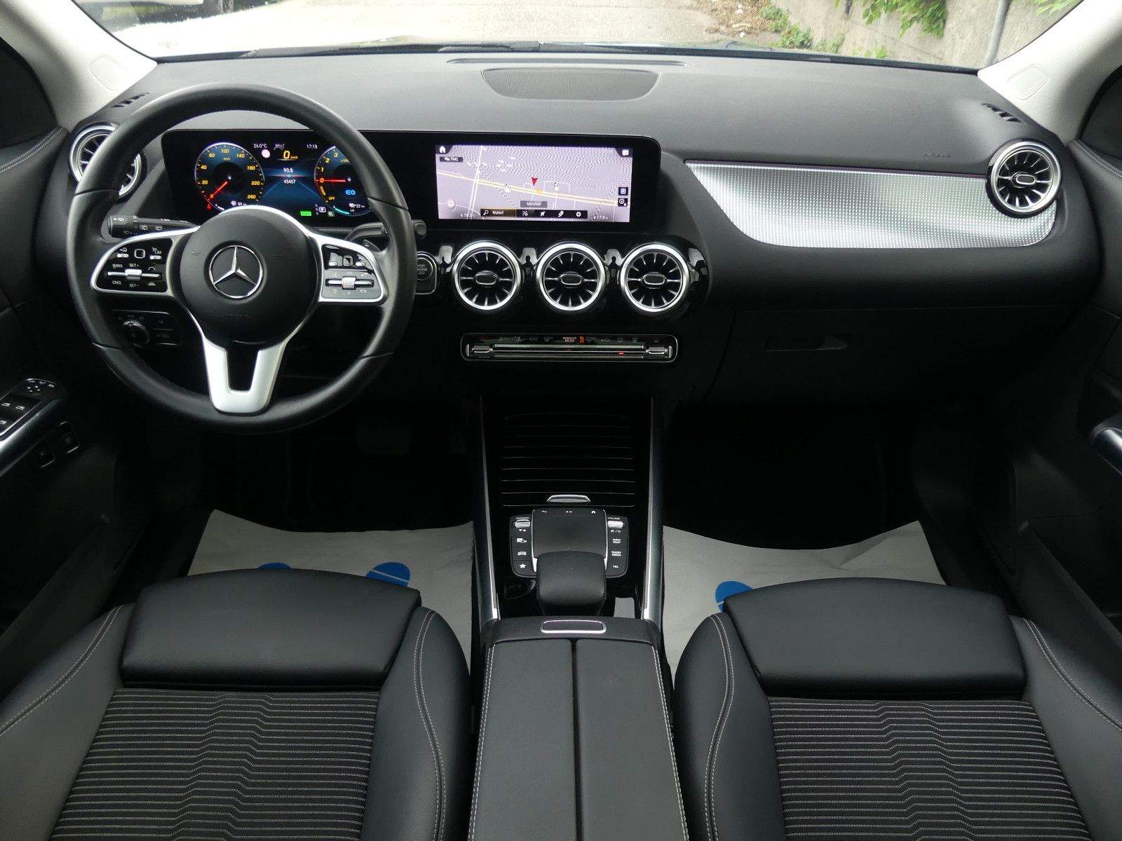 MERCEDES-BENZ GLA250e Multibeam ACC Panorama 360° AHK CarPlay