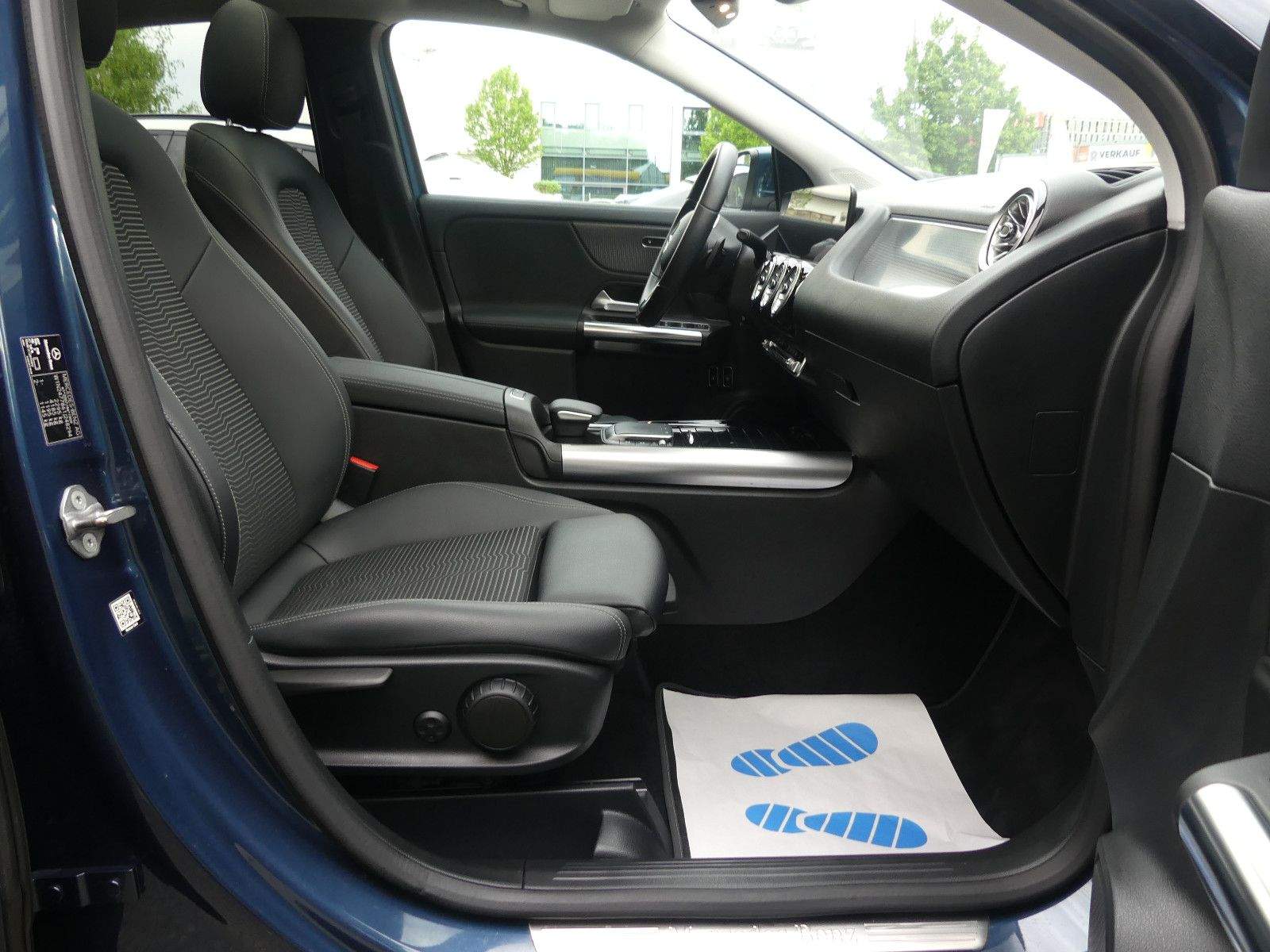 MERCEDES-BENZ GLA250e Multibeam ACC Panorama 360° AHK CarPlay