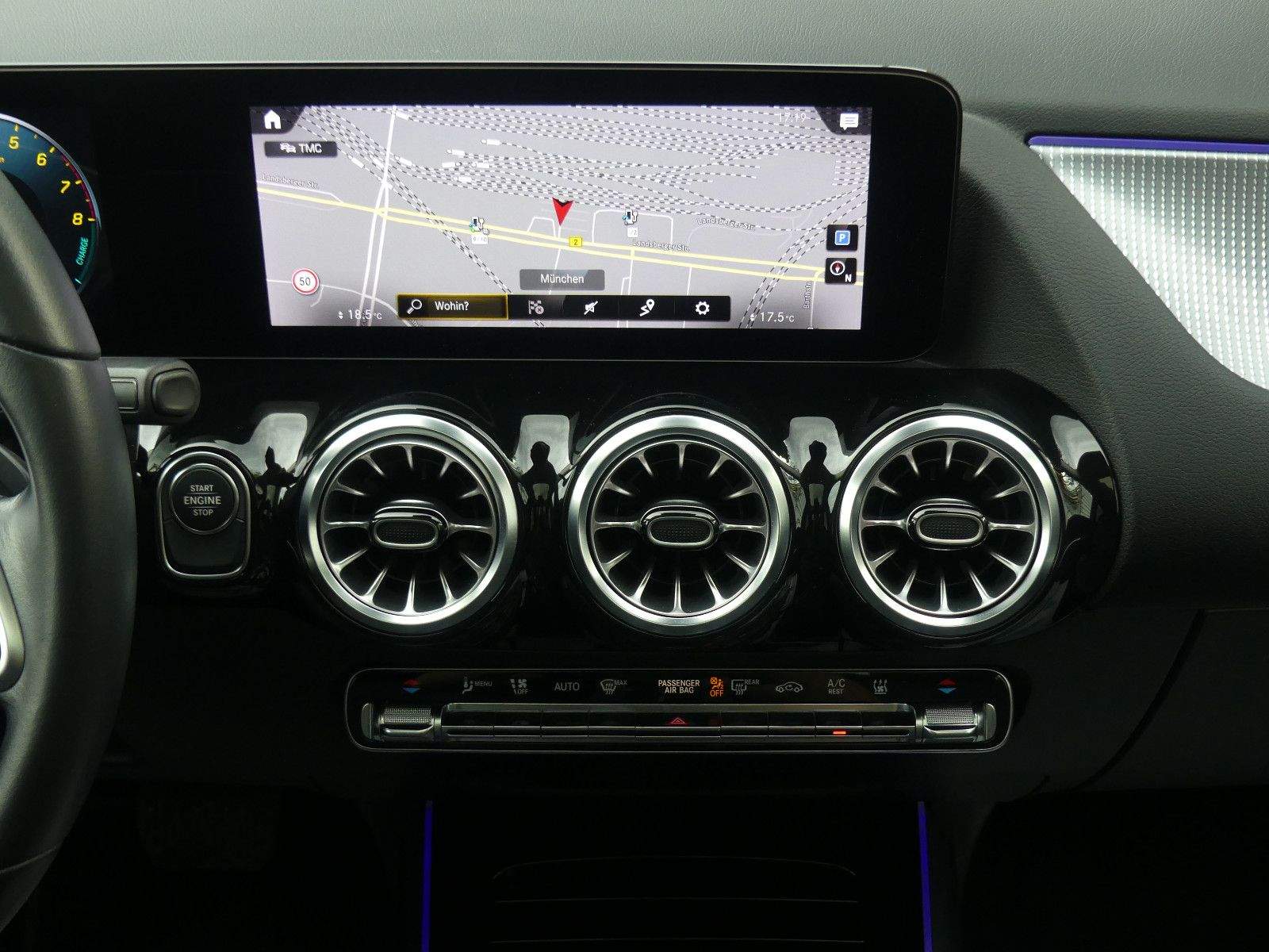 MERCEDES-BENZ GLA250e Multibeam ACC Panorama 360° AHK CarPlay
