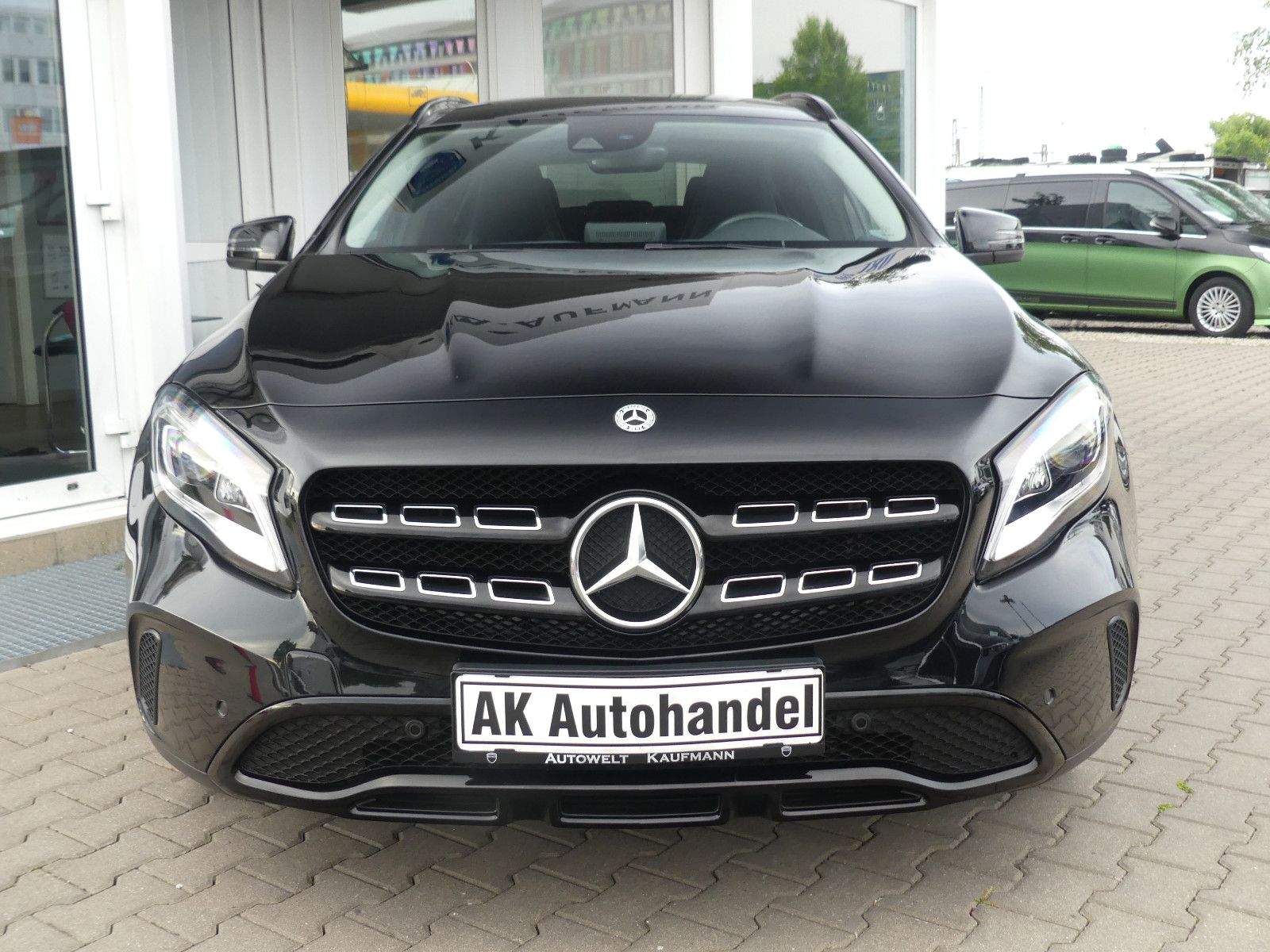 MERCEDES-BENZ GLA180 Urban Night LED PDC AHK Navi Tempomat