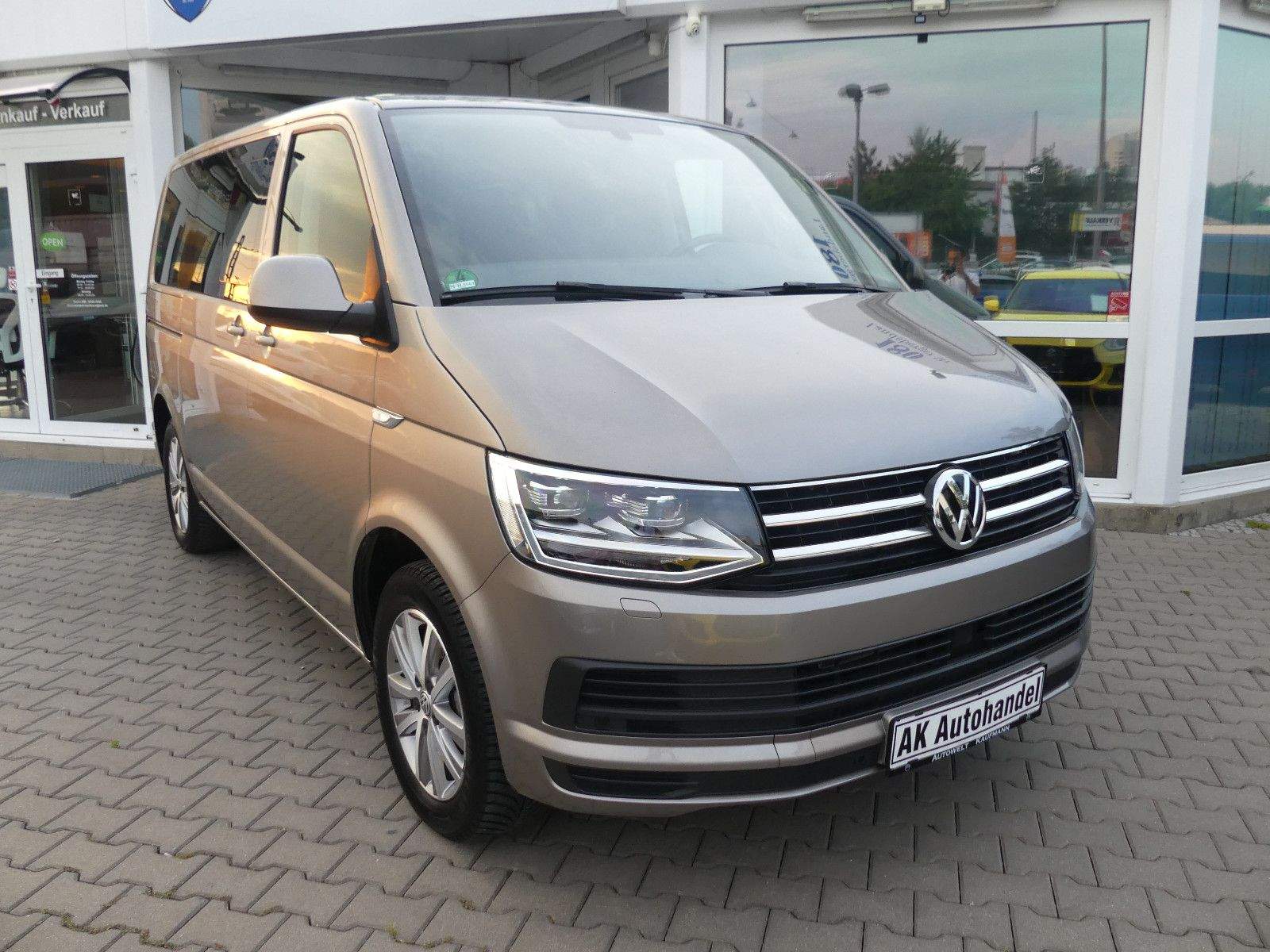 VW T6 Multivan Comfortline LED ACC AHK CarPlay 7-Si