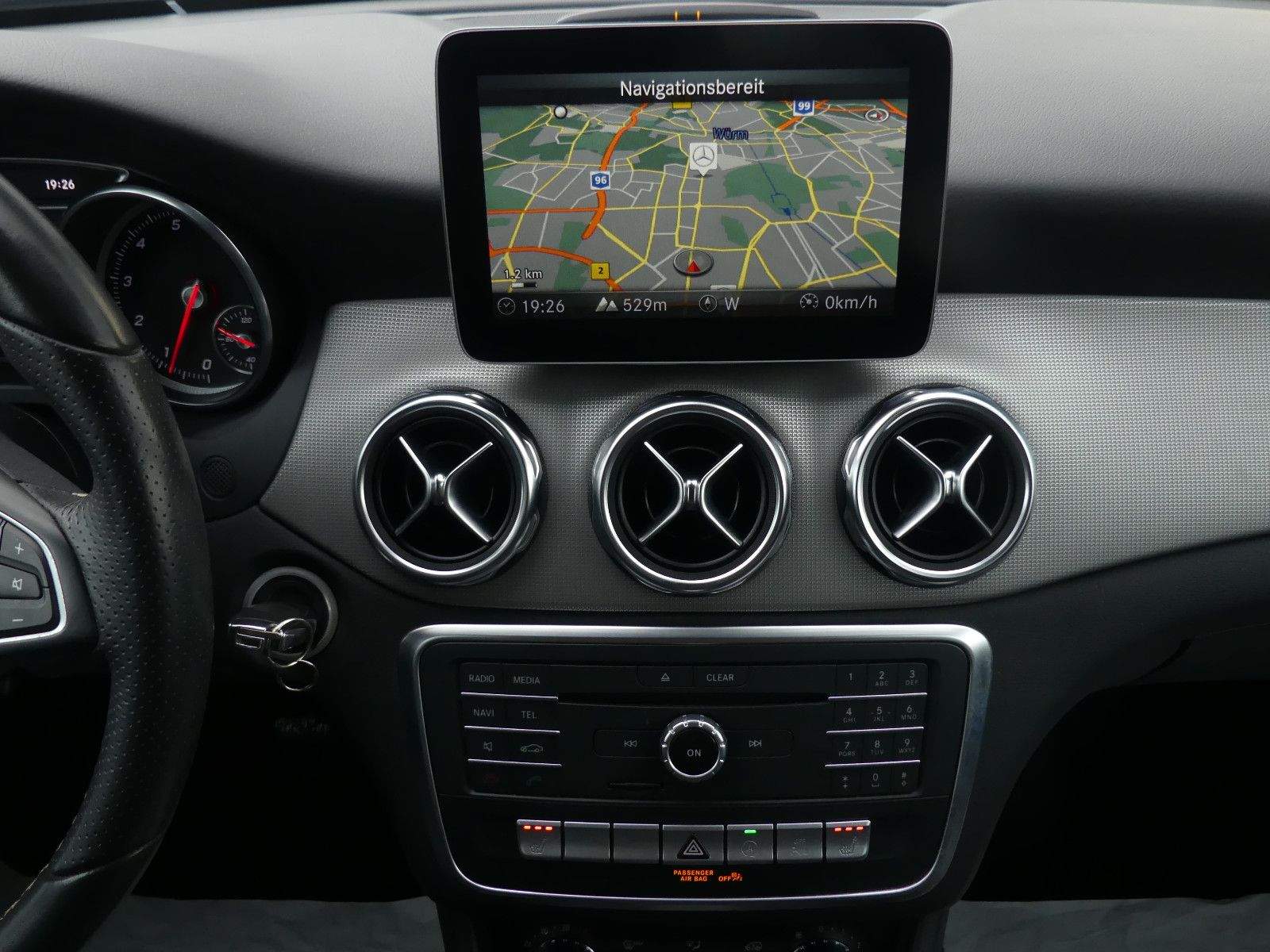 MERCEDES-BENZ GLA180 Urban Night LED PDC AHK Navi Tempomat