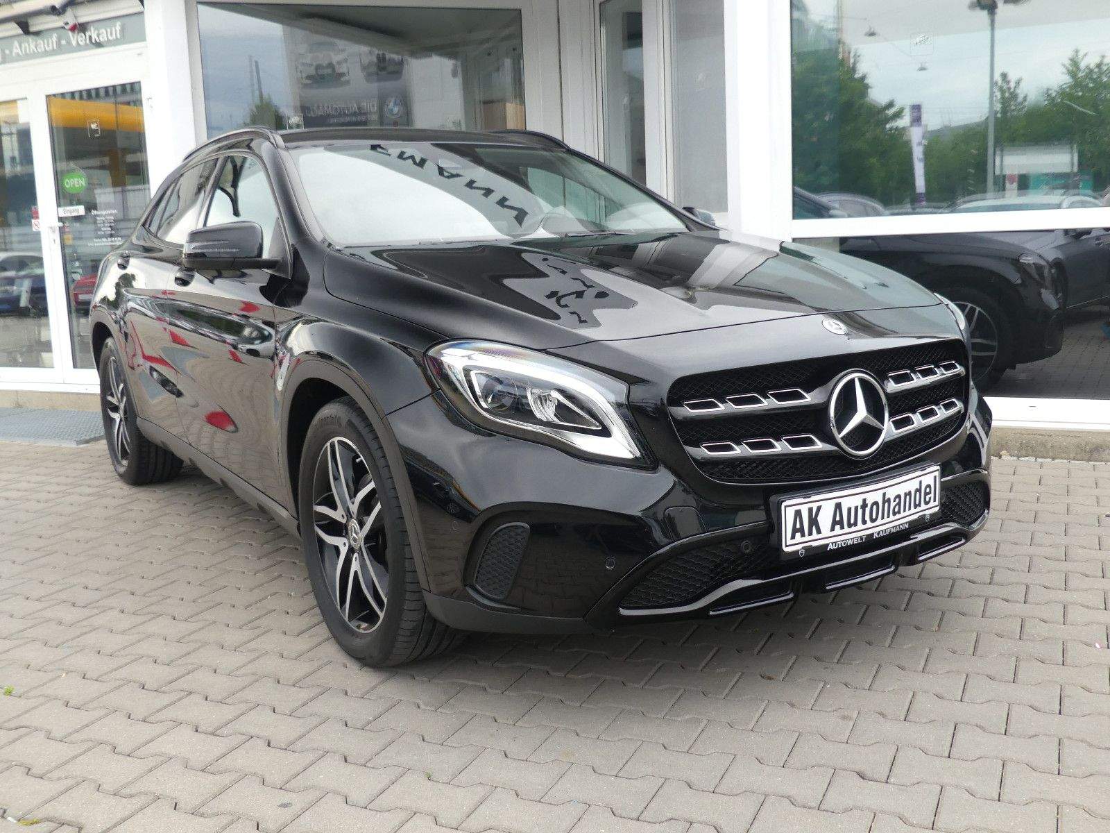 MERCEDES-BENZ GLA180 Urban Night LED PDC AHK Navi Tempomat