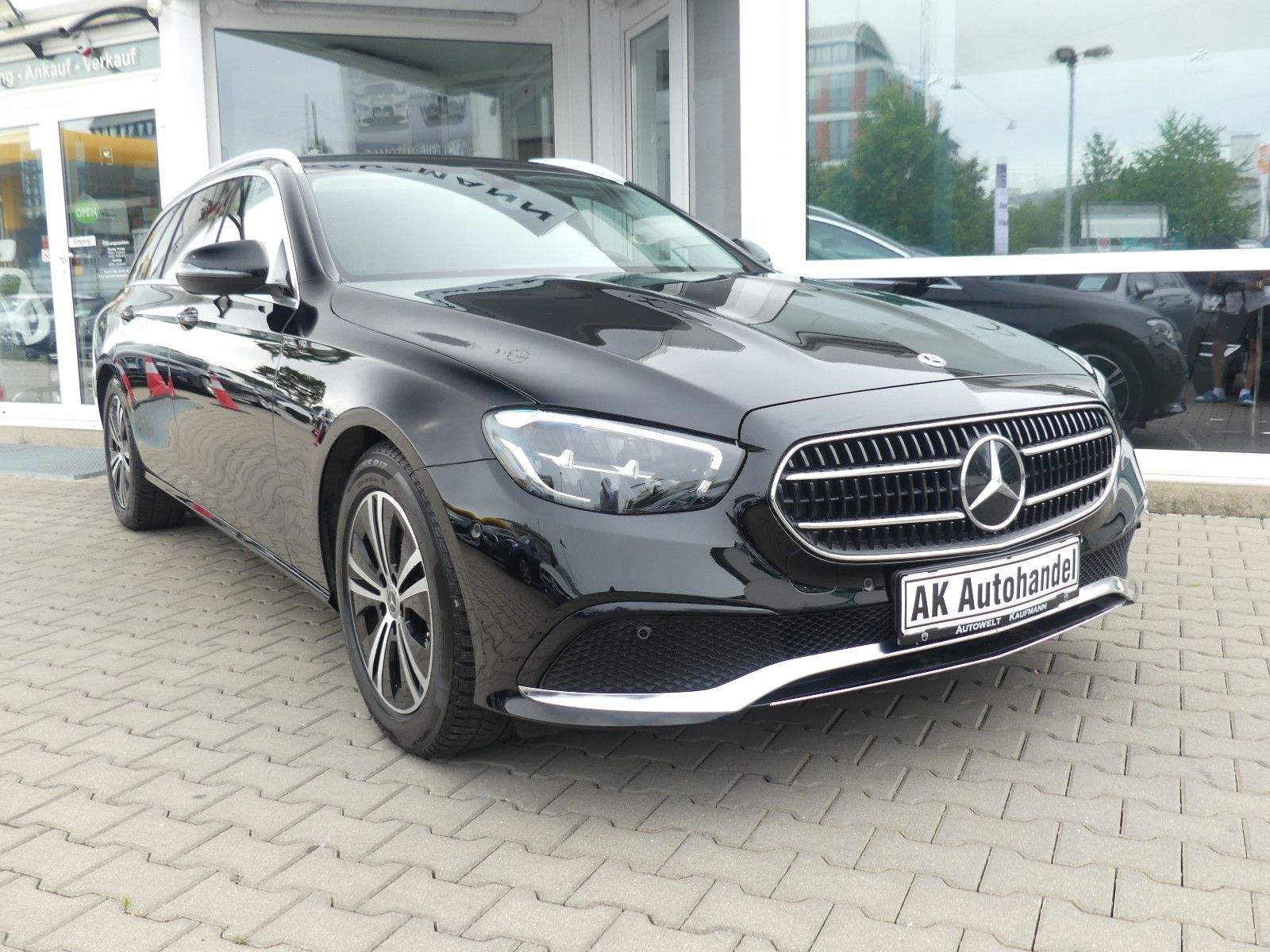 MERCEDES-BENZ E220D T Avantgarde LED Kamera MBUX CarPlay