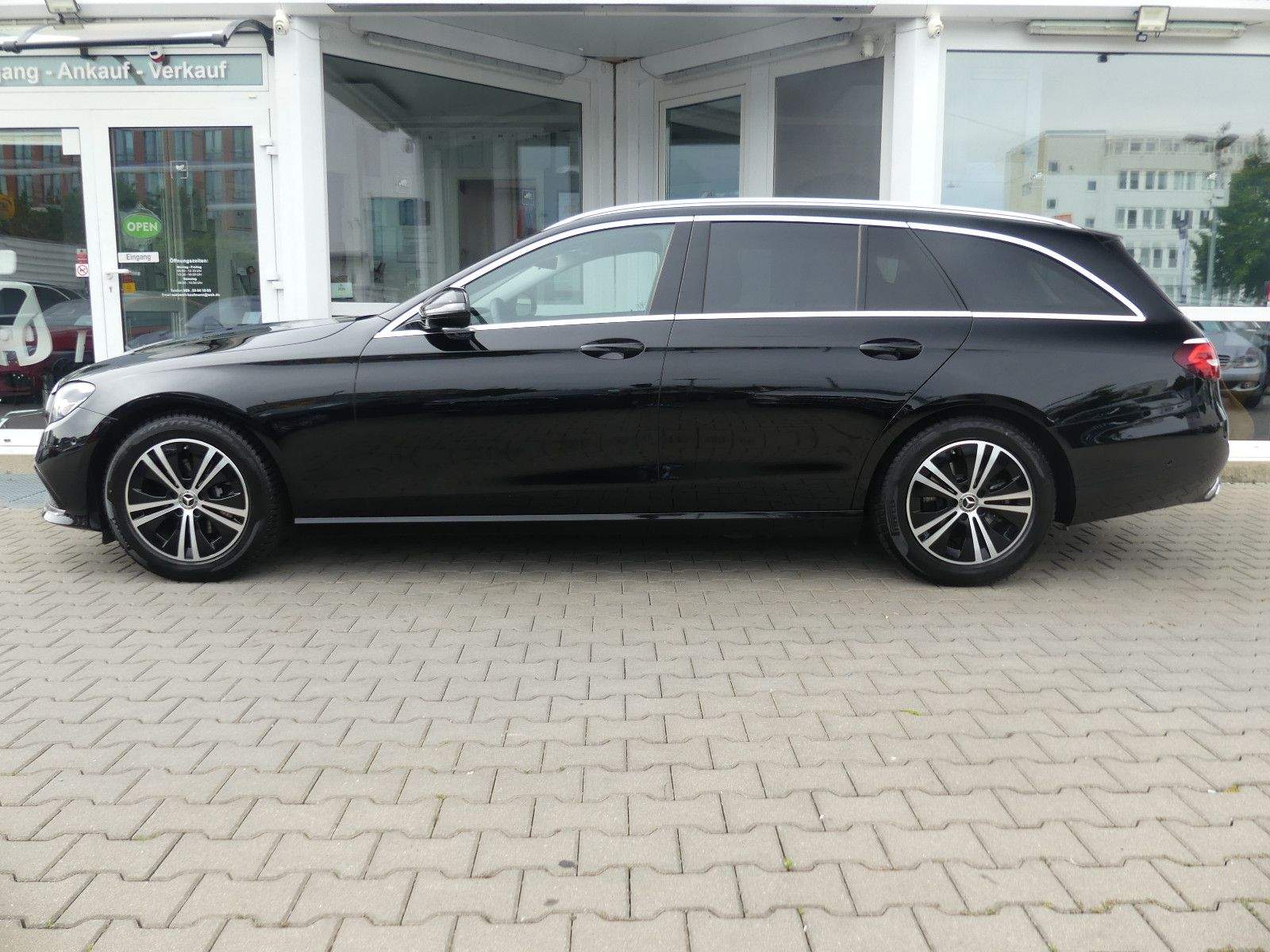 MERCEDES-BENZ E220D T Avantgarde LED Kamera MBUX CarPlay