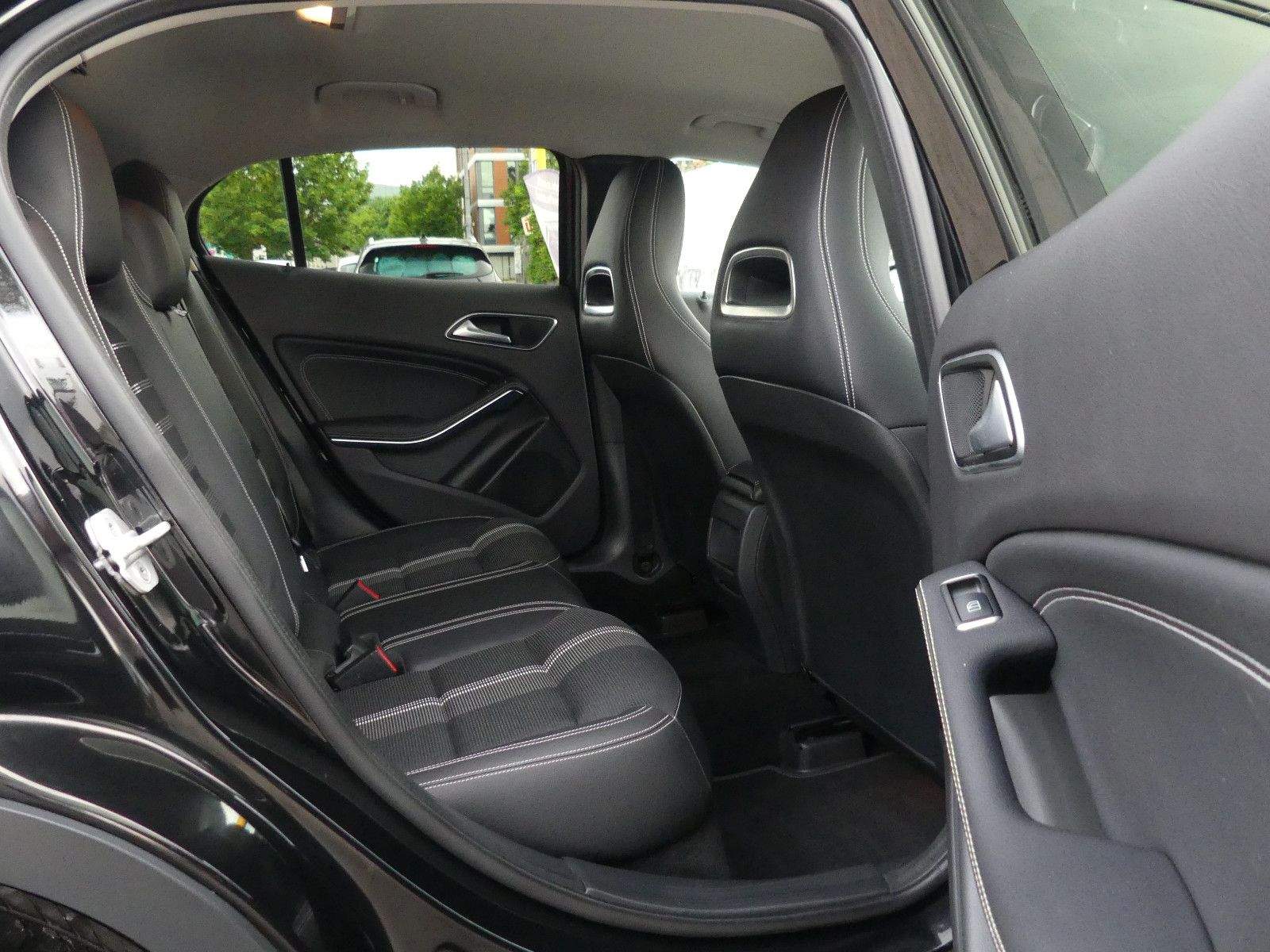 MERCEDES-BENZ GLA180 Urban Night LED PDC AHK Navi Tempomat