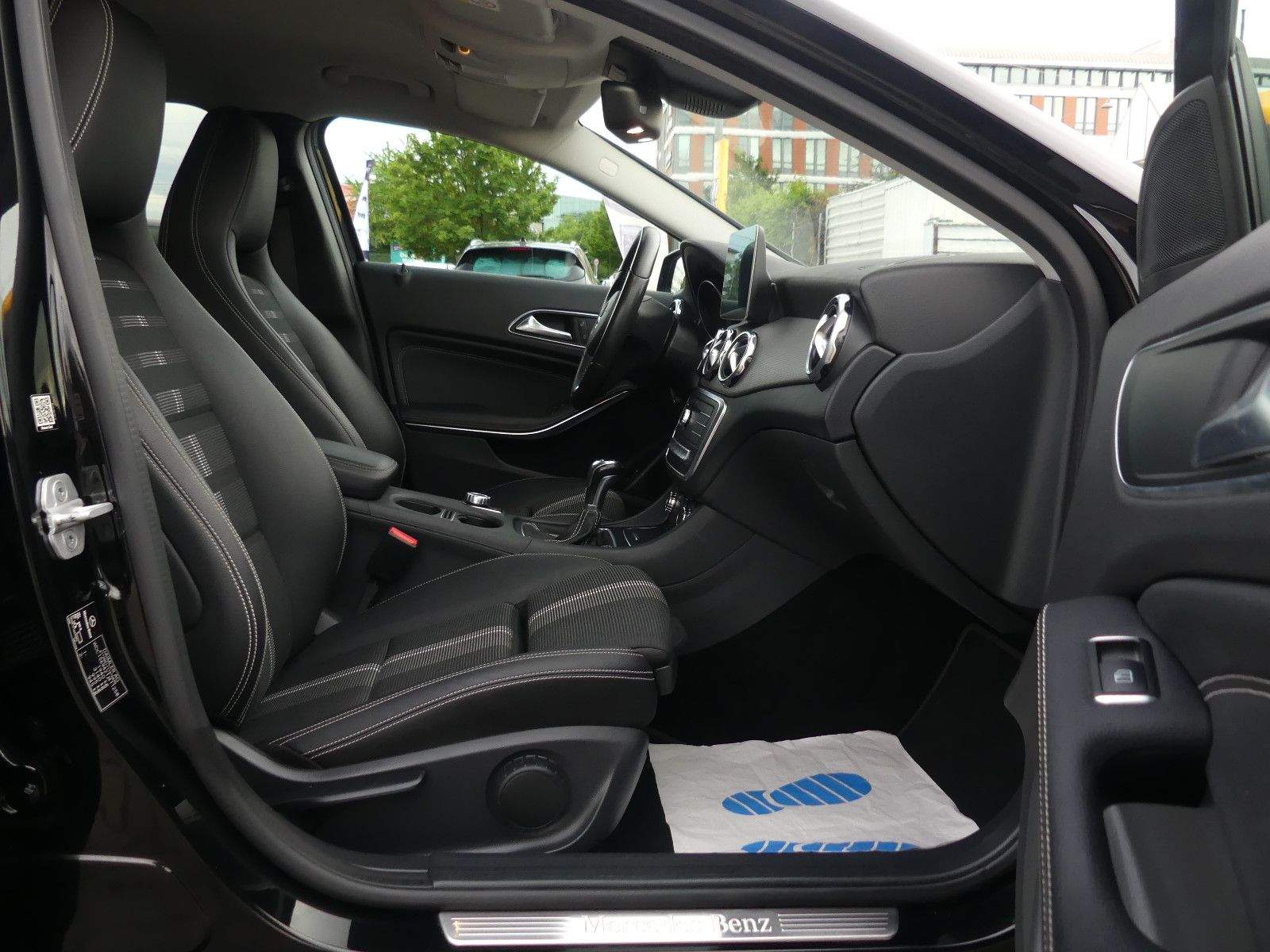 MERCEDES-BENZ GLA180 Urban Night LED PDC AHK Navi Tempomat