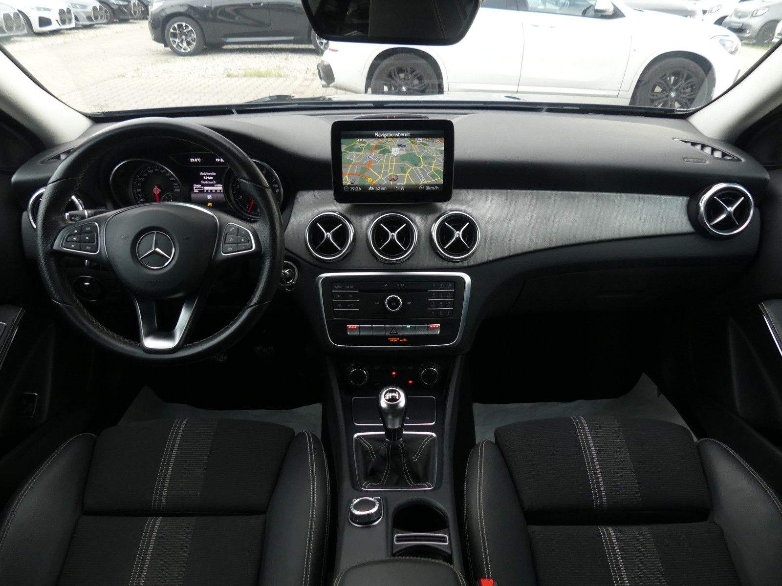 MERCEDES-BENZ GLA180 Urban Night LED PDC AHK Navi Tempomat