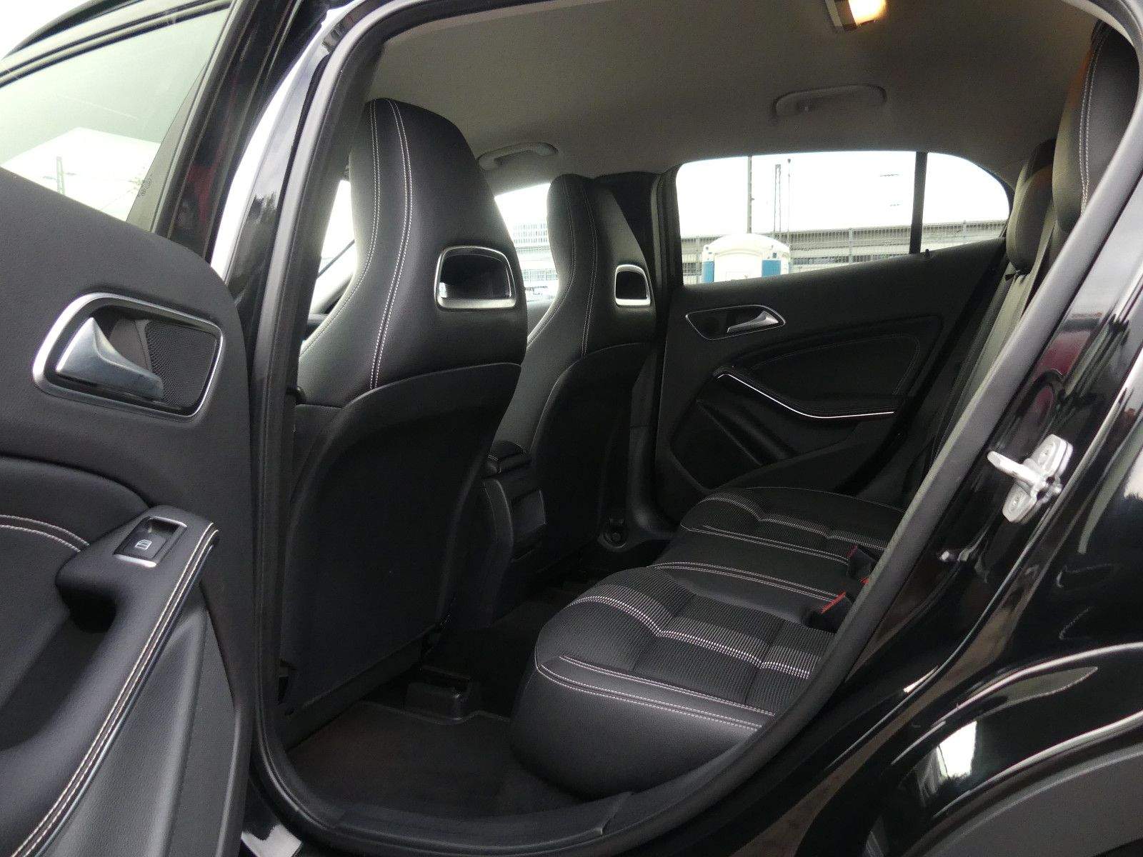 MERCEDES-BENZ GLA180 Urban Night LED PDC AHK Navi Tempomat
