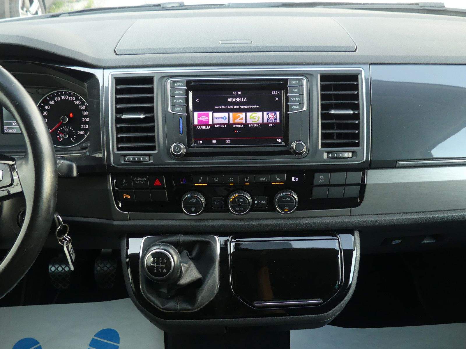 VW T6 Multivan Comfortline LED ACC AHK CarPlay 7-Si