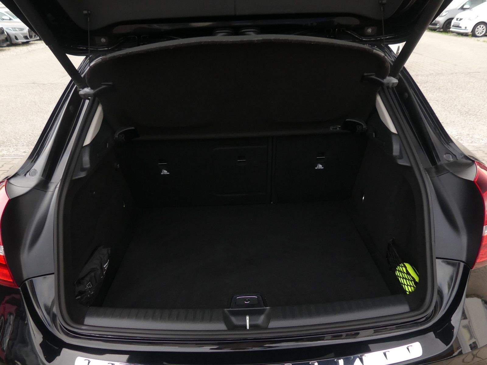 MERCEDES-BENZ GLA180 Urban Night LED PDC AHK Navi Tempomat