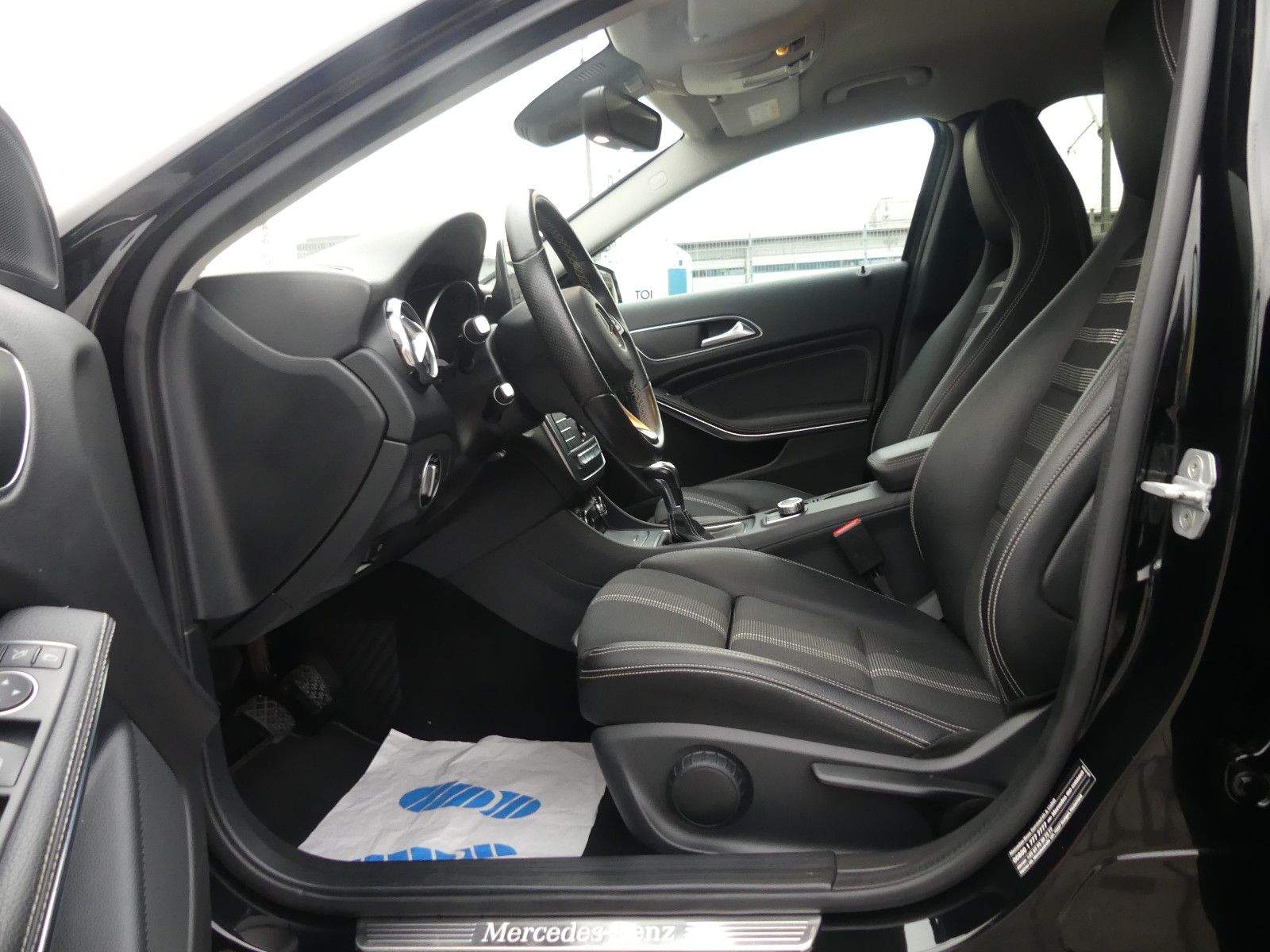 MERCEDES-BENZ GLA180 Urban Night LED PDC AHK Navi Tempomat