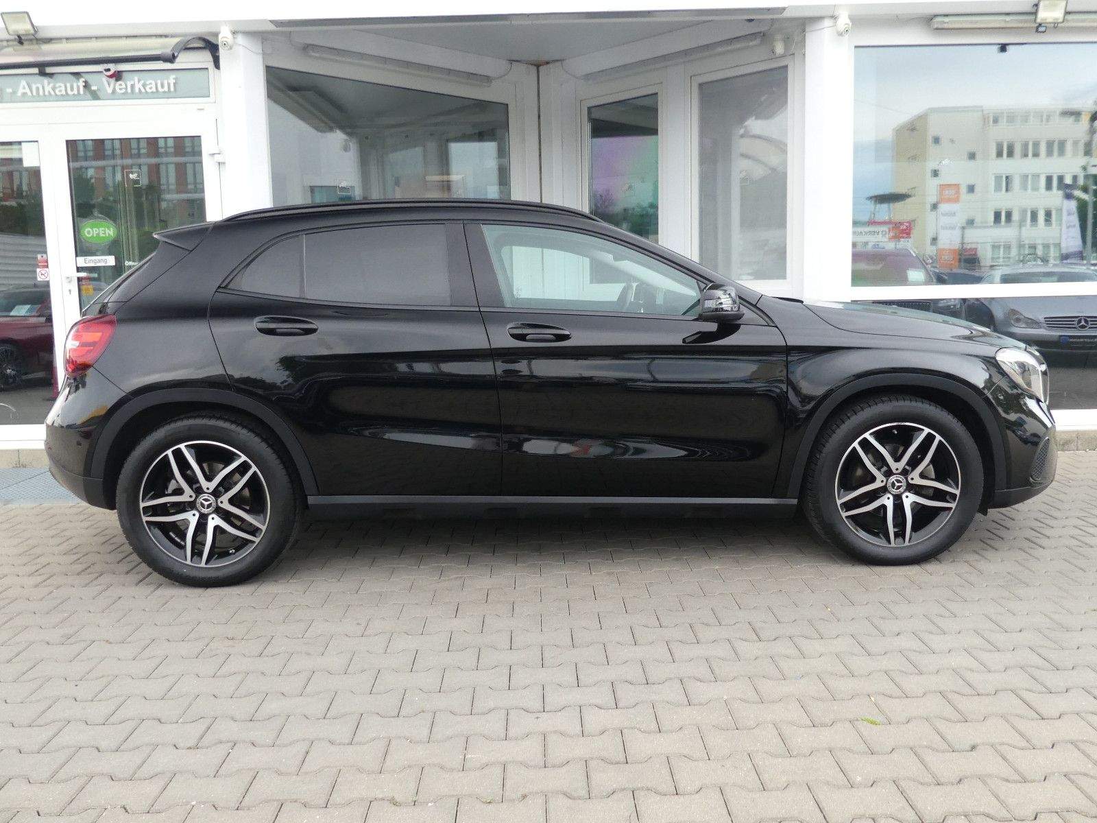MERCEDES-BENZ GLA180 Urban Night LED PDC AHK Navi Tempomat