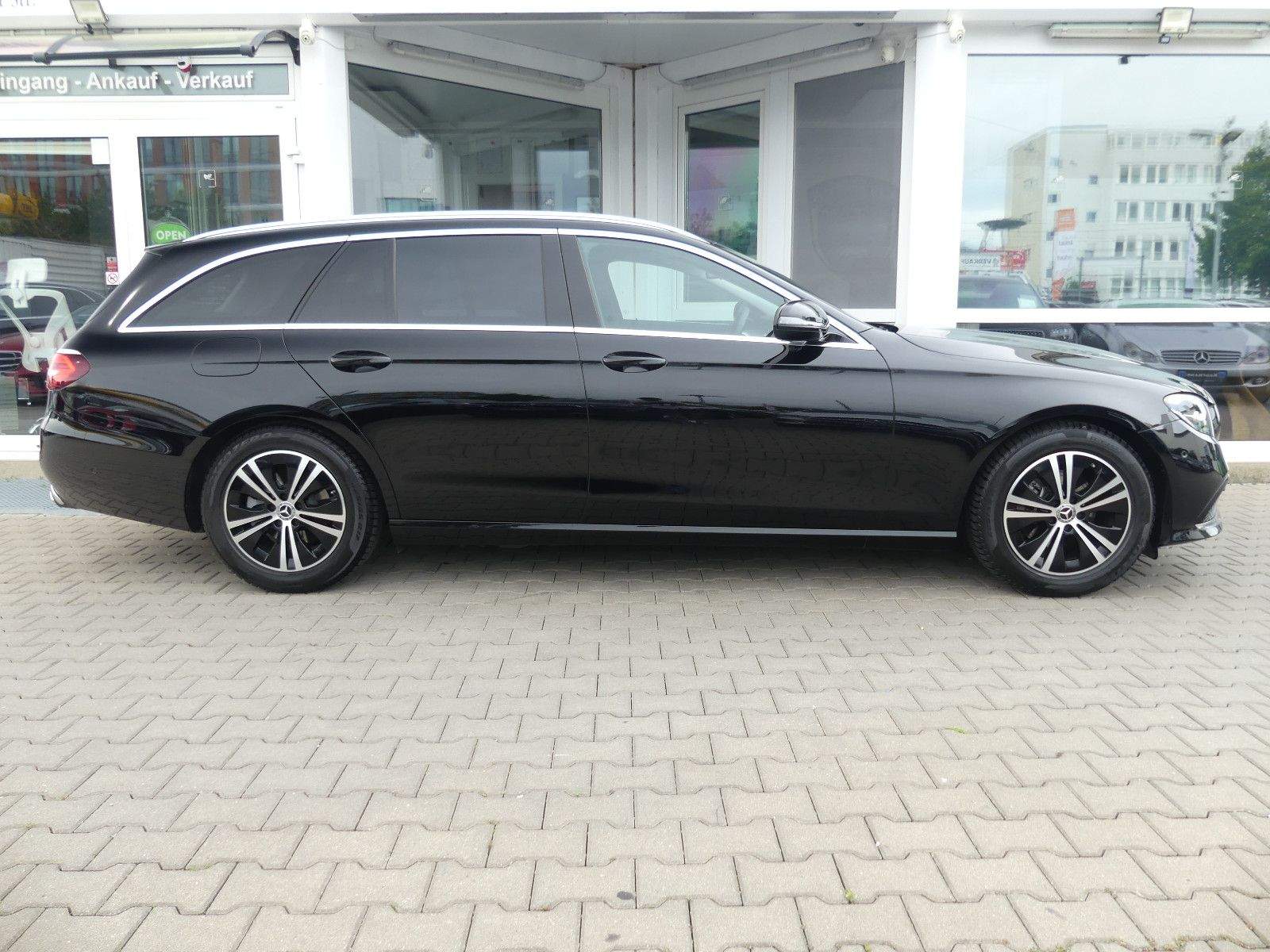 MERCEDES-BENZ E220D T Avantgarde LED Kamera MBUX CarPlay