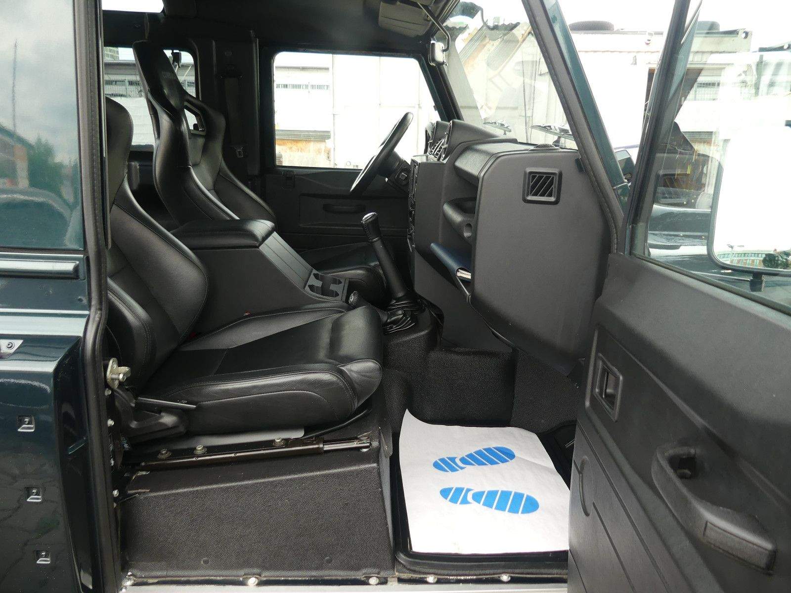 LAND ROVER Defender 90 E Kahn-Design Kam. Navi Klima Bluet.