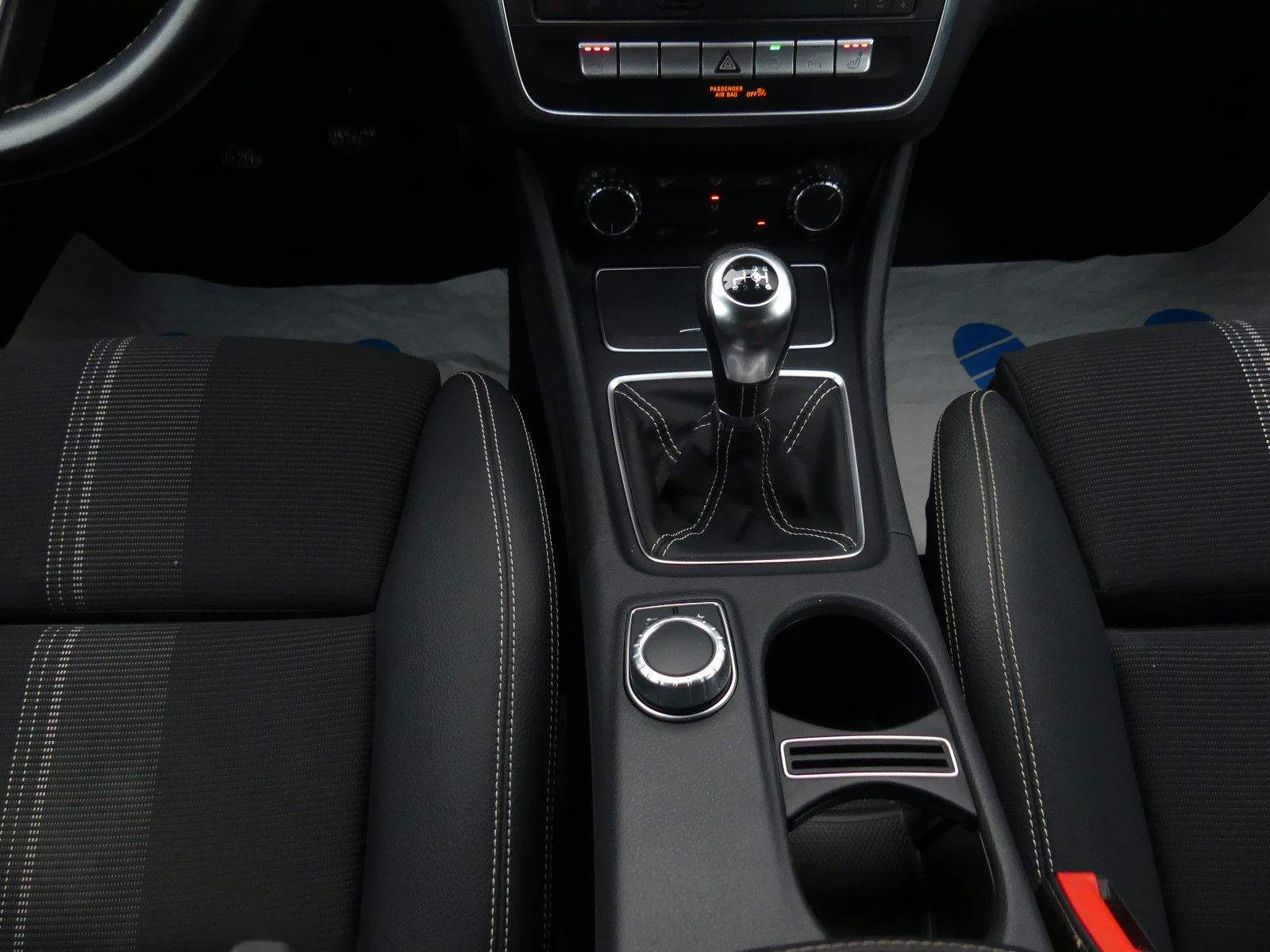 MERCEDES-BENZ GLA180 Urban Night LED PDC AHK Navi Tempomat