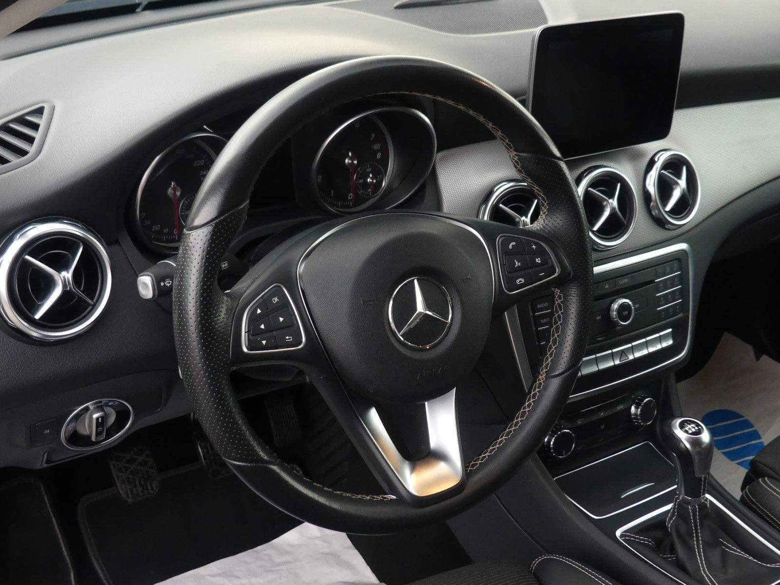 MERCEDES-BENZ GLA180 Urban Night LED PDC AHK Navi Tempomat