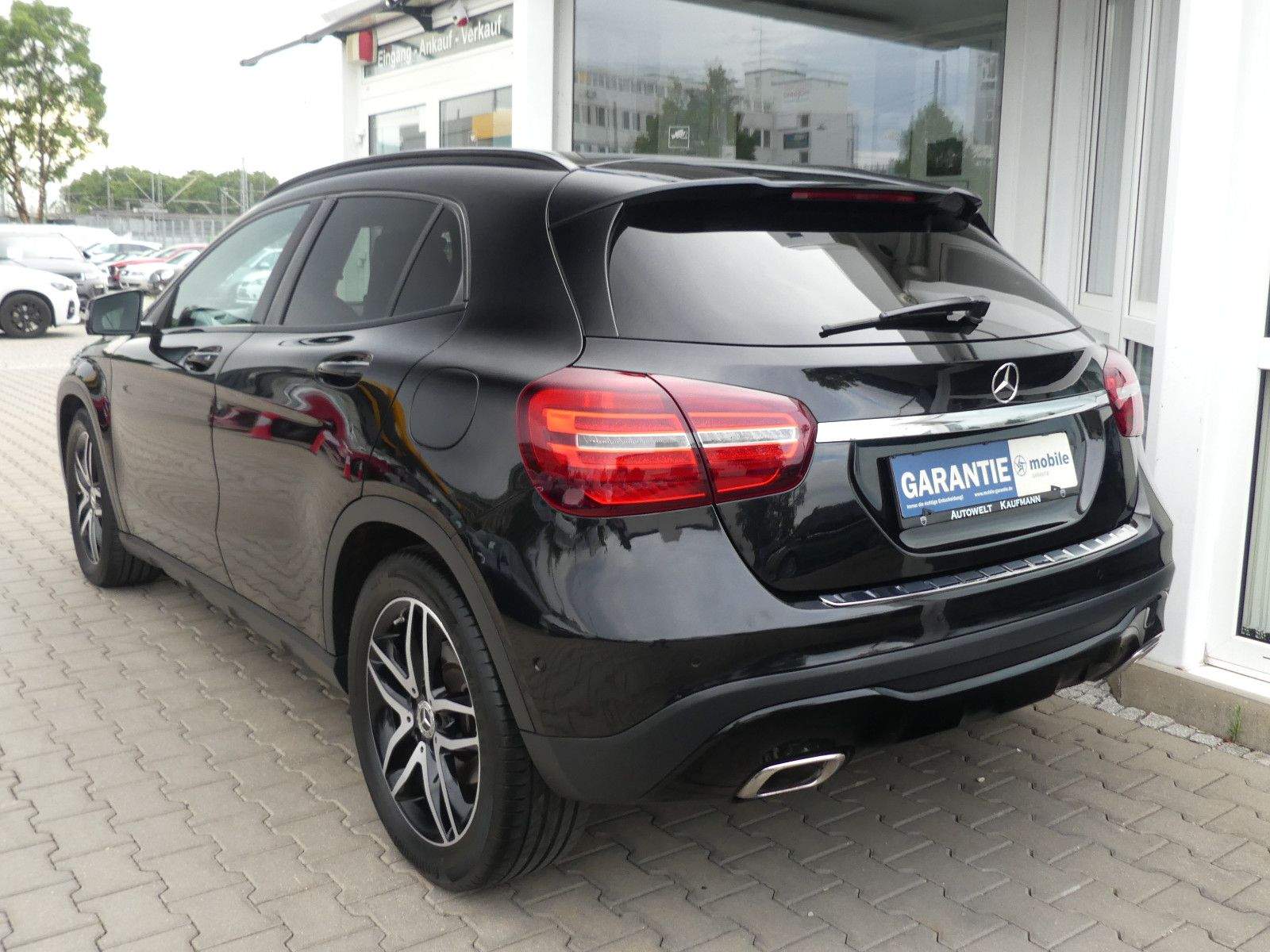MERCEDES-BENZ GLA180 Urban Night LED PDC AHK Navi Tempomat