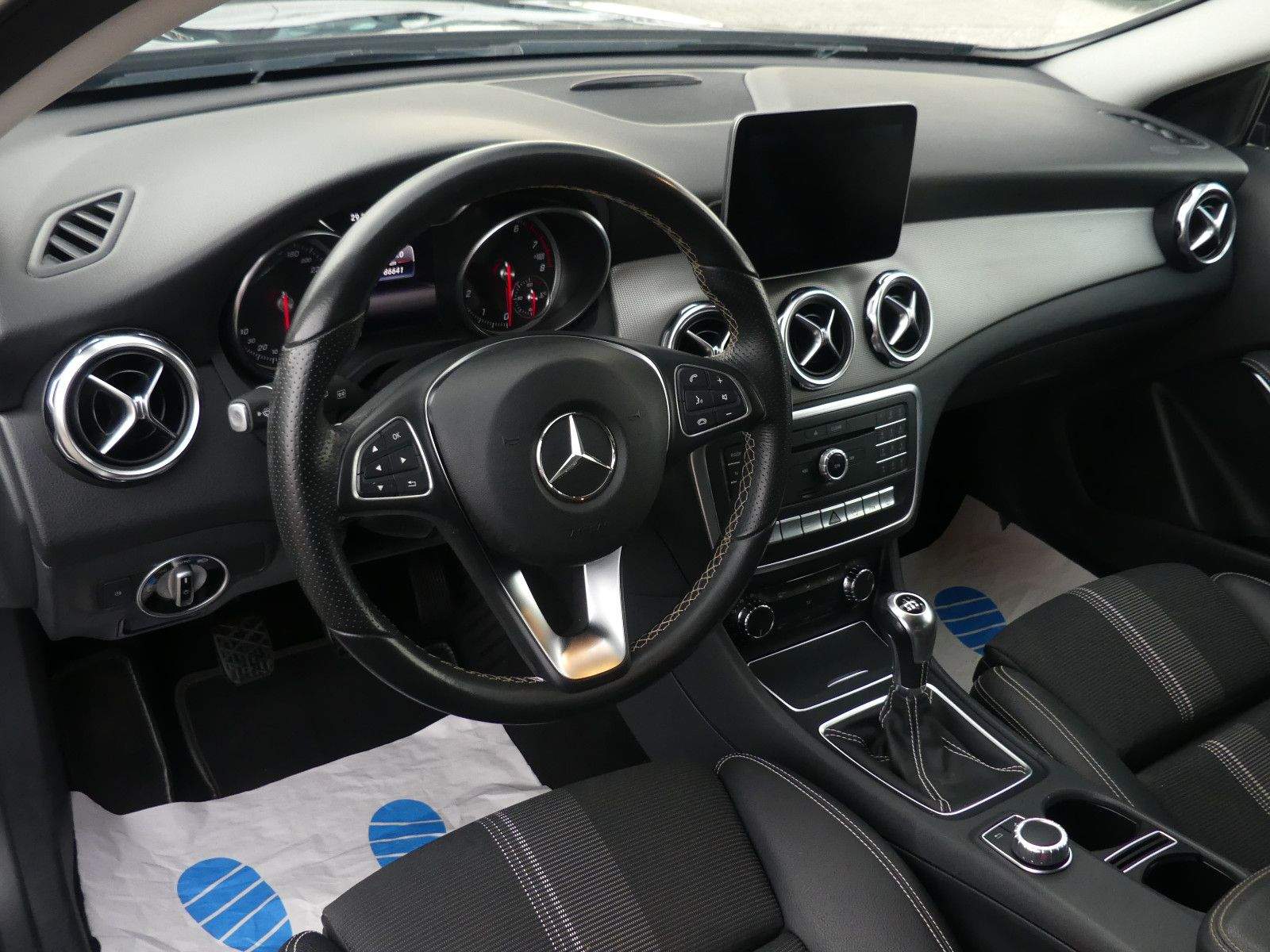 MERCEDES-BENZ GLA180 Urban Night LED PDC AHK Navi Tempomat