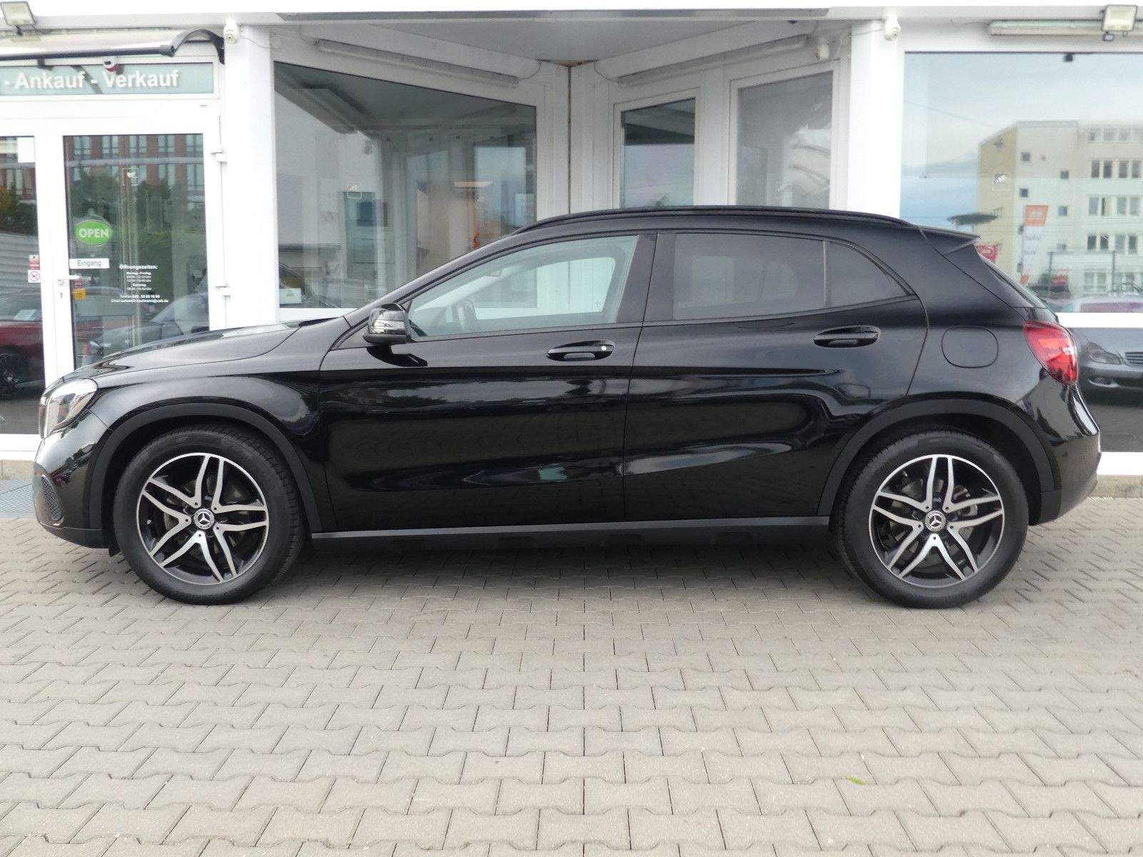 MERCEDES-BENZ GLA180 Urban Night LED PDC AHK Navi Tempomat
