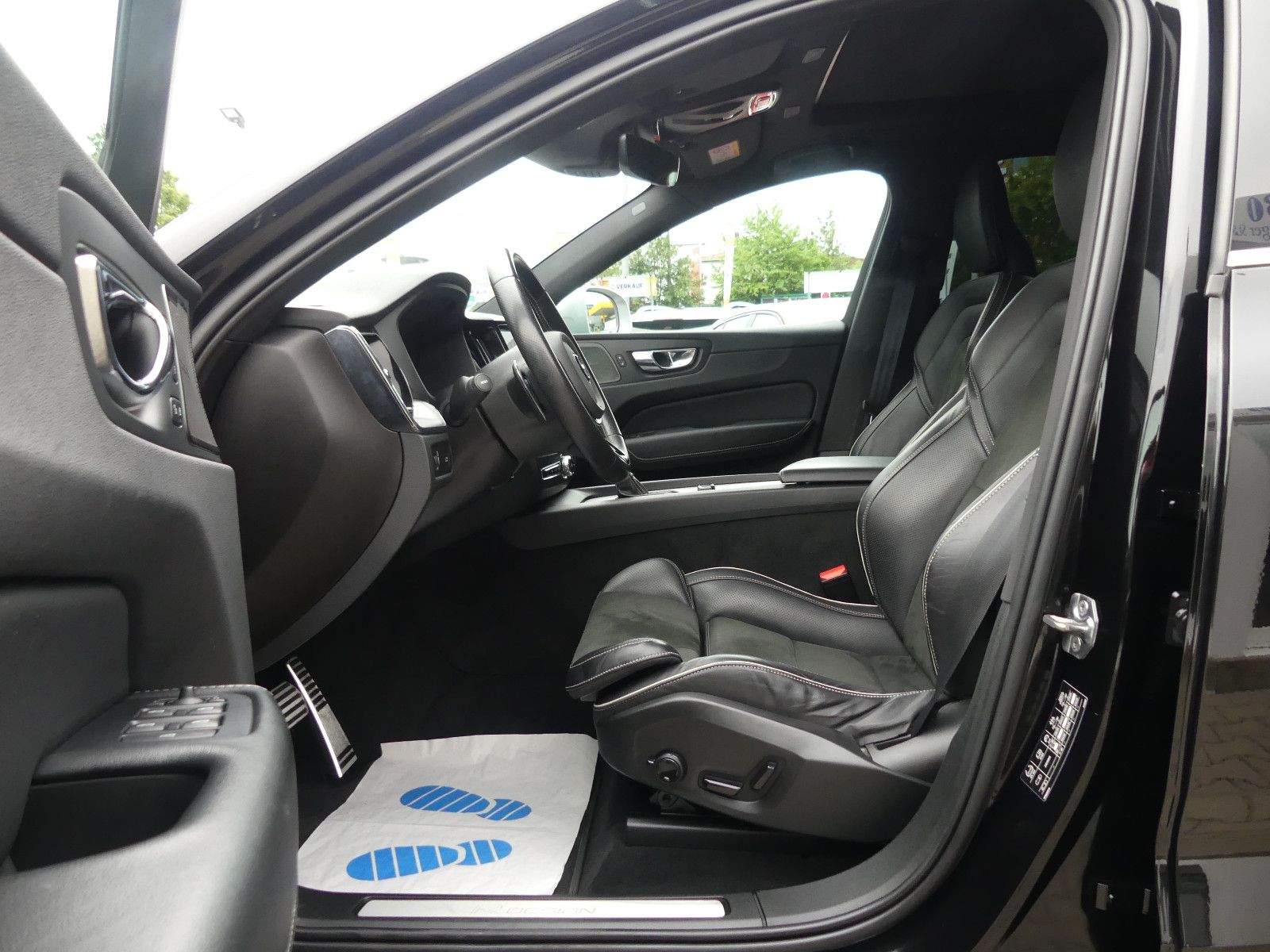 VOLVO XC60 R-Design AWD LED Kamera Pano H&K Alcantara