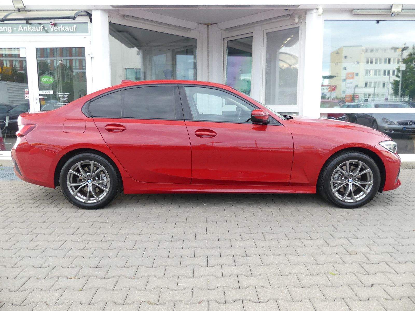 BMW 320i Sport Line LED PDC Navi CarPlay LCP 3-Klima