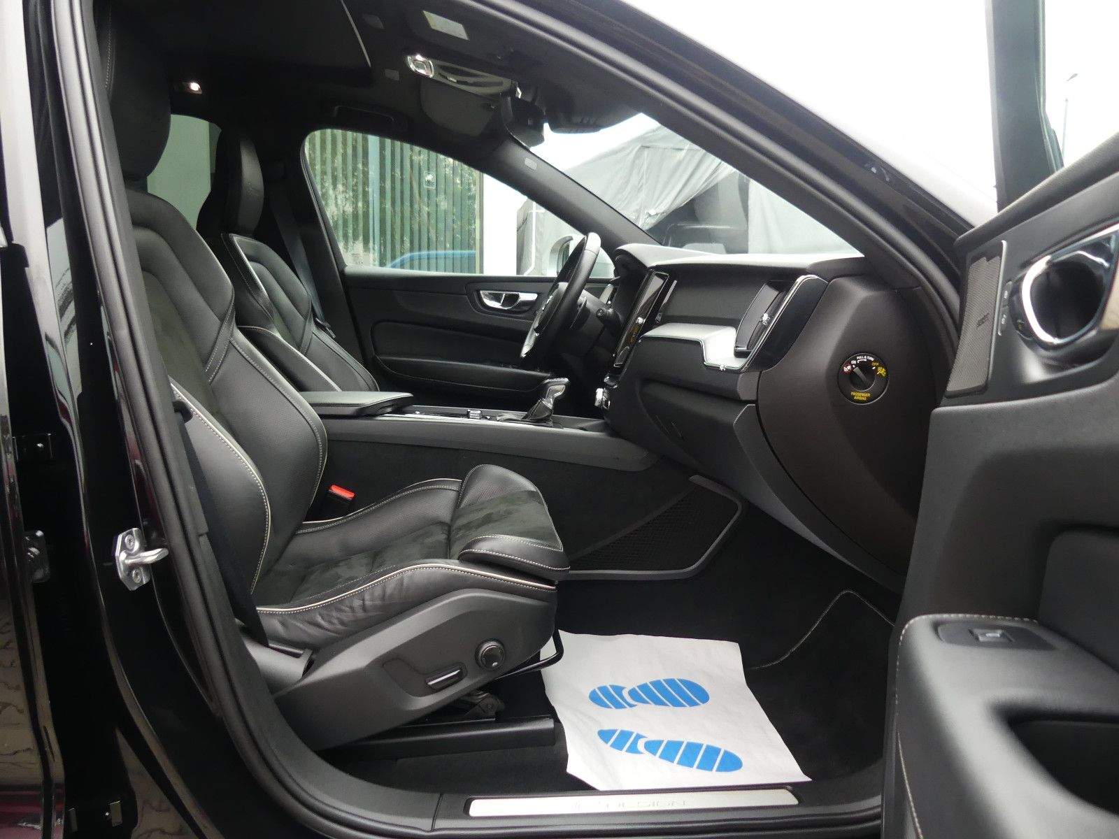 VOLVO XC60 R-Design AWD LED Kamera Pano H&K Alcantara
