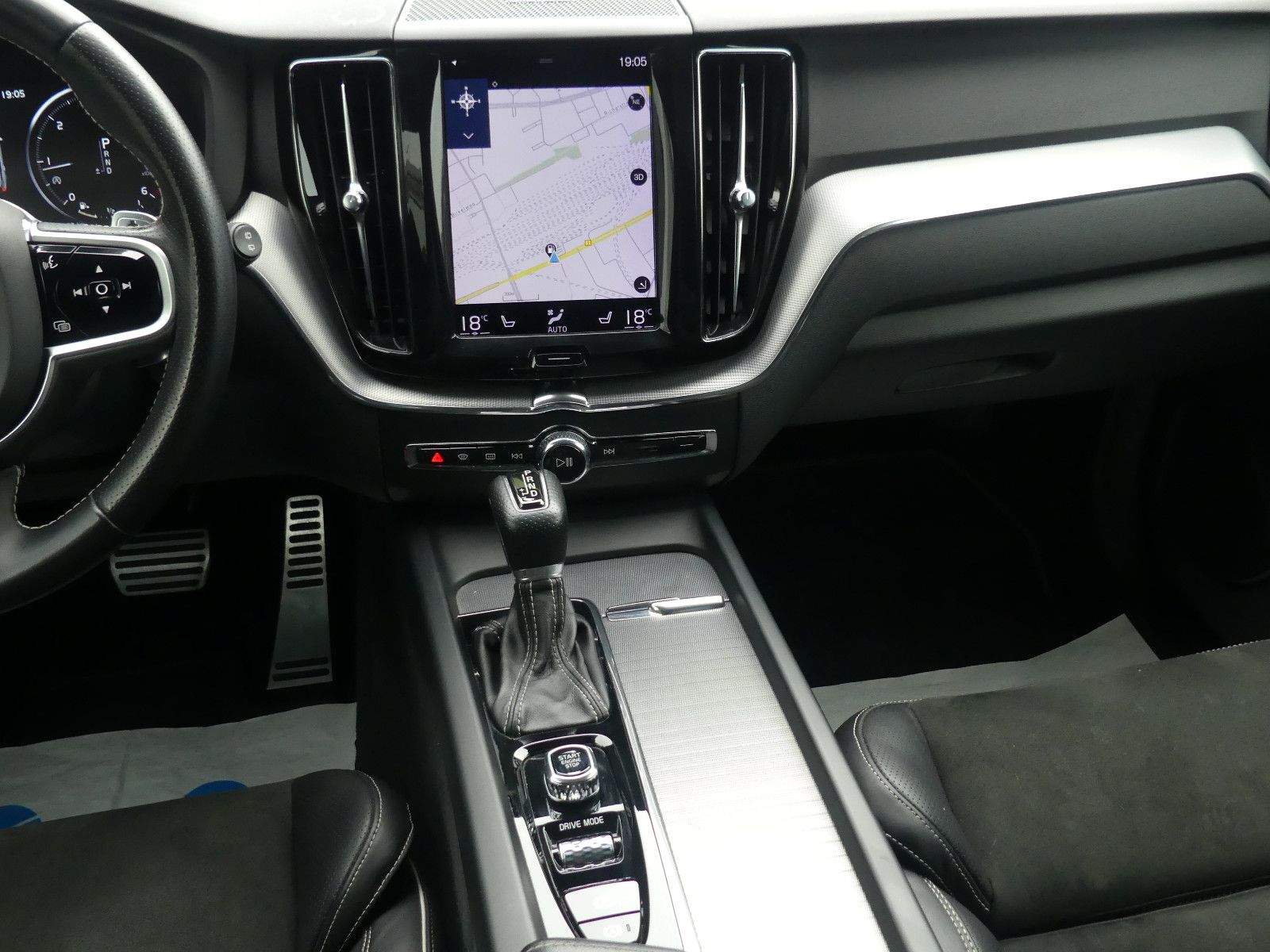 VOLVO XC60 R-Design AWD LED Kamera Pano H&K Alcantara