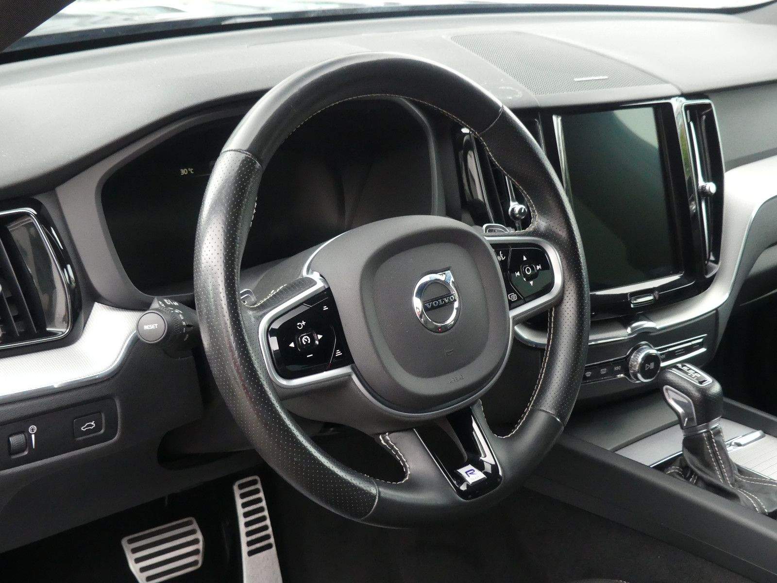 VOLVO XC60 R-Design AWD LED Kamera Pano H&K Alcantara