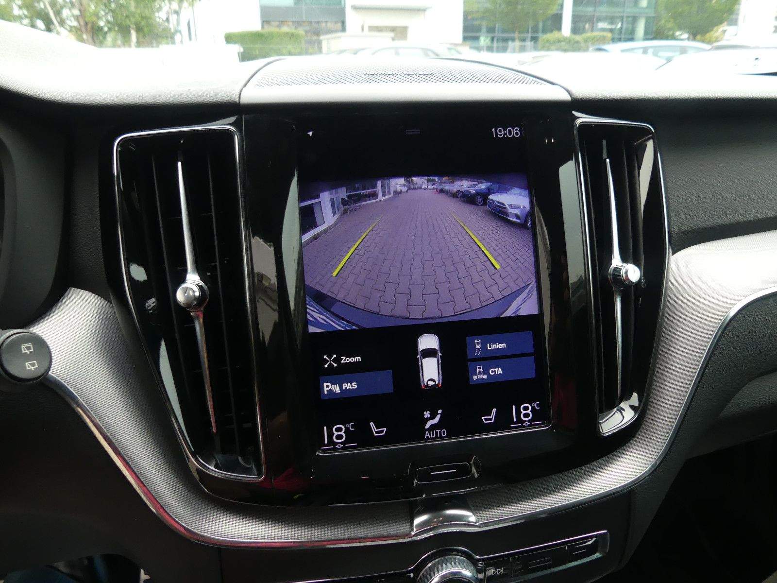 VOLVO XC60 R-Design AWD LED Kamera Pano H&K Alcantara