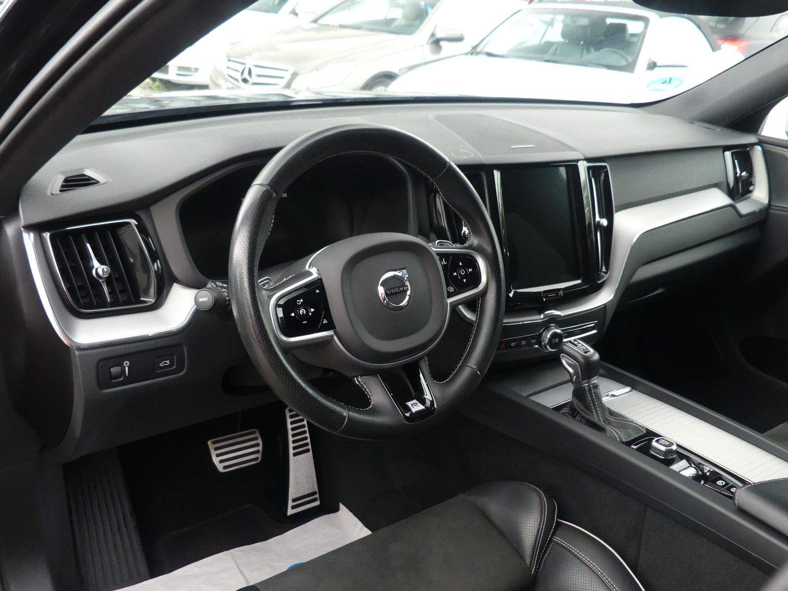 VOLVO XC60 R-Design AWD LED Kamera Pano H&K Alcantara